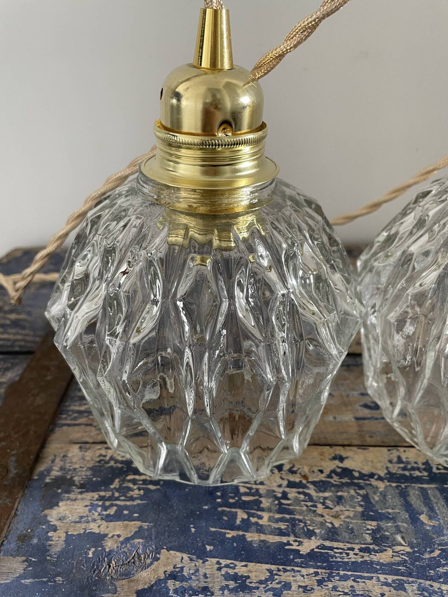 Trio of suspension in electrified chiseled glass to nine