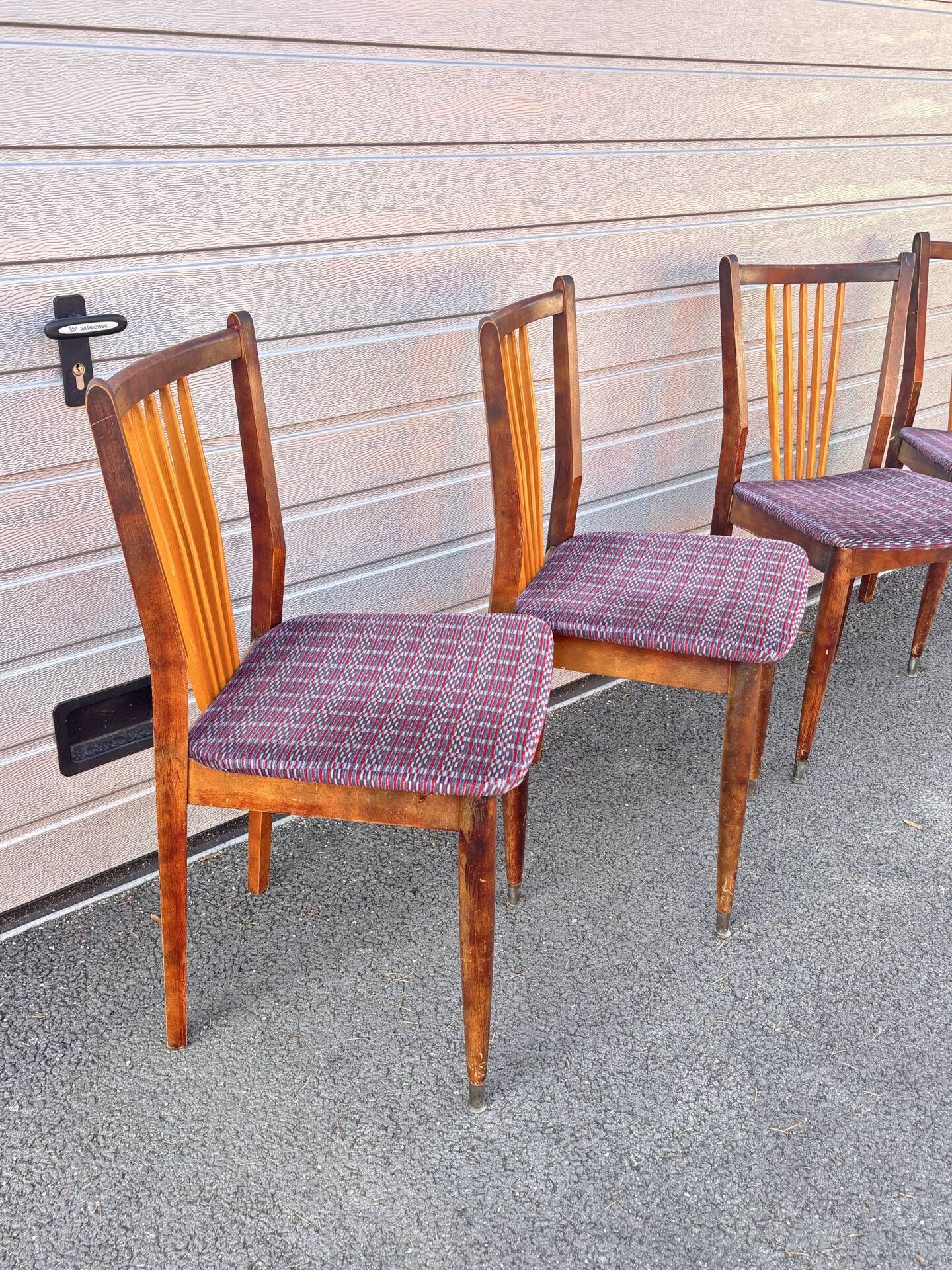 Set of 5 Scandinavian chairs in wood and checked fabric.