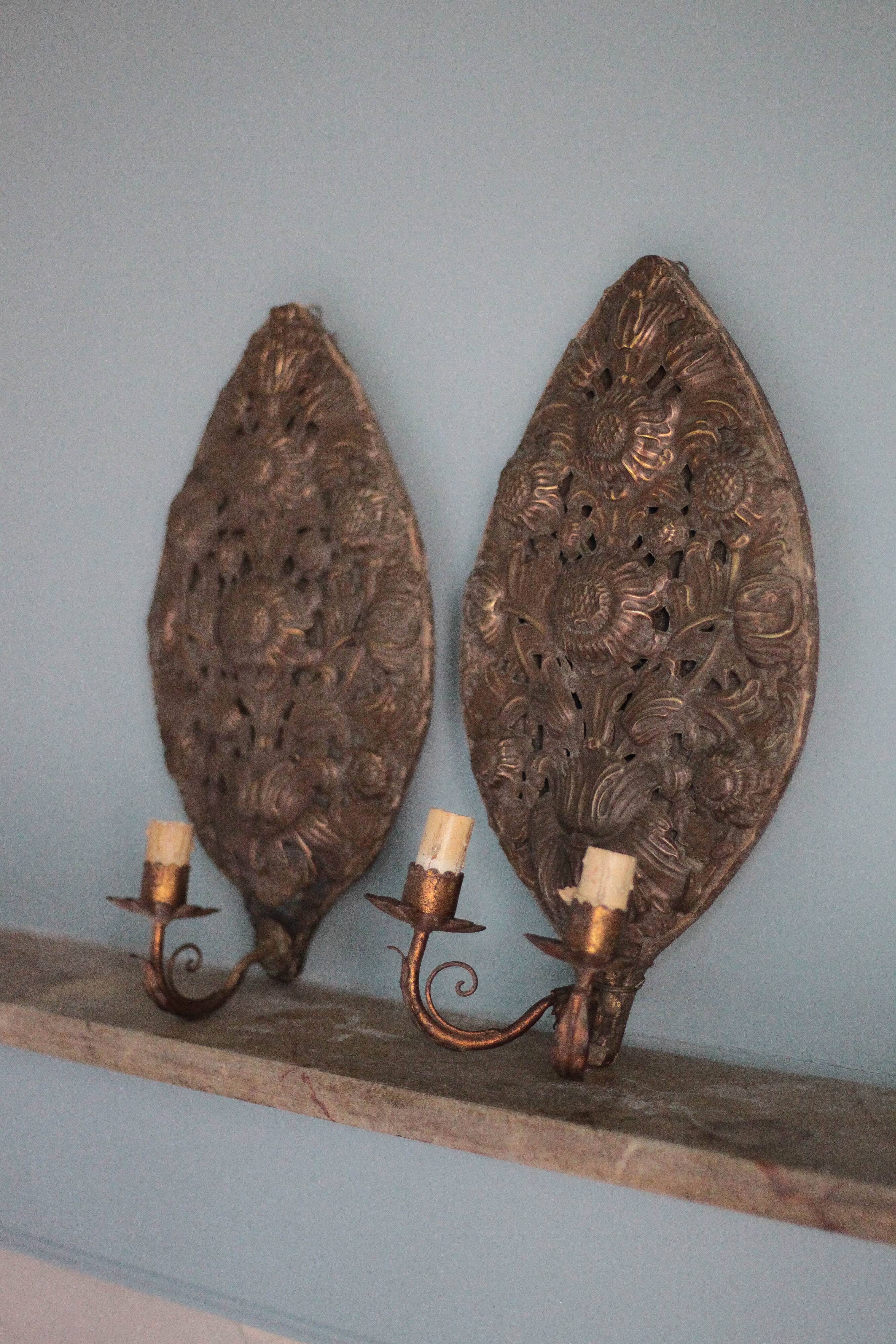 Pair of wall sconces in embossed brass with floral patterns, wall lamp, sconce.
