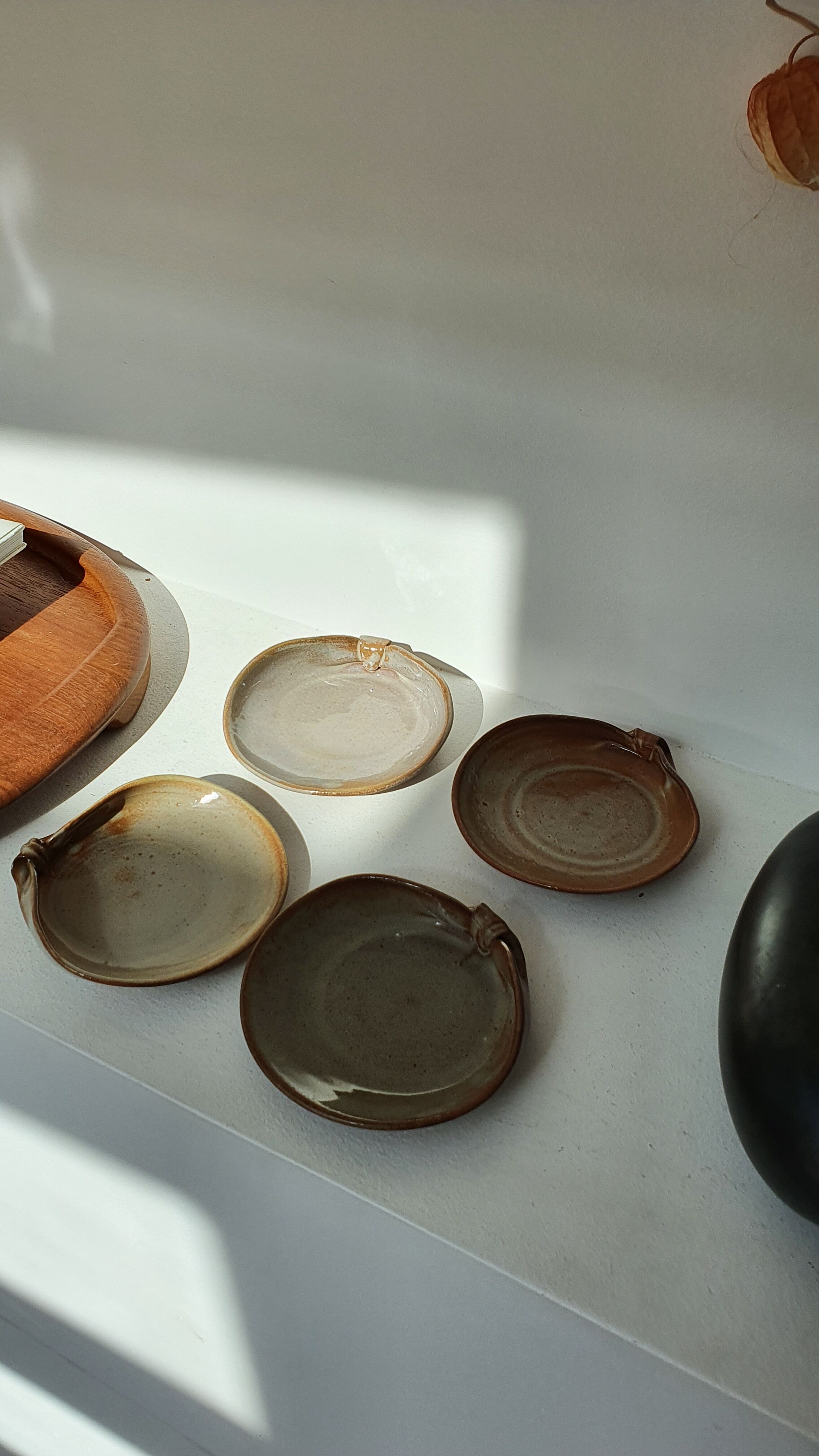 6 enamelled sandstone cups