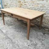 Closing table a drawer