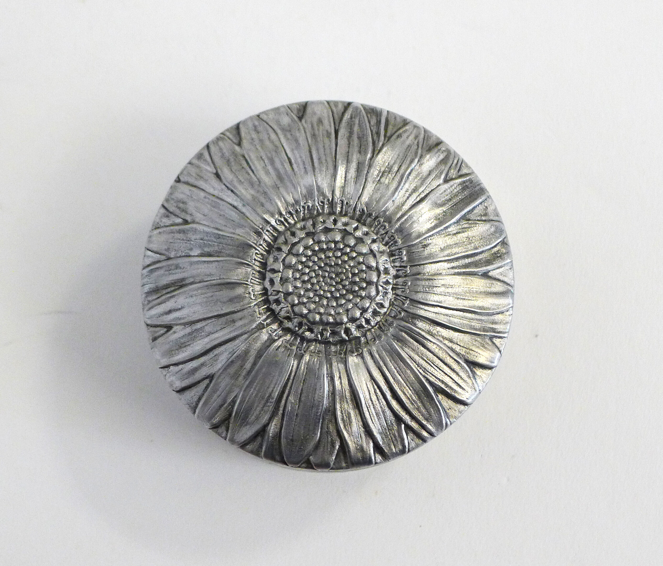 Marguerite round box, made of metal