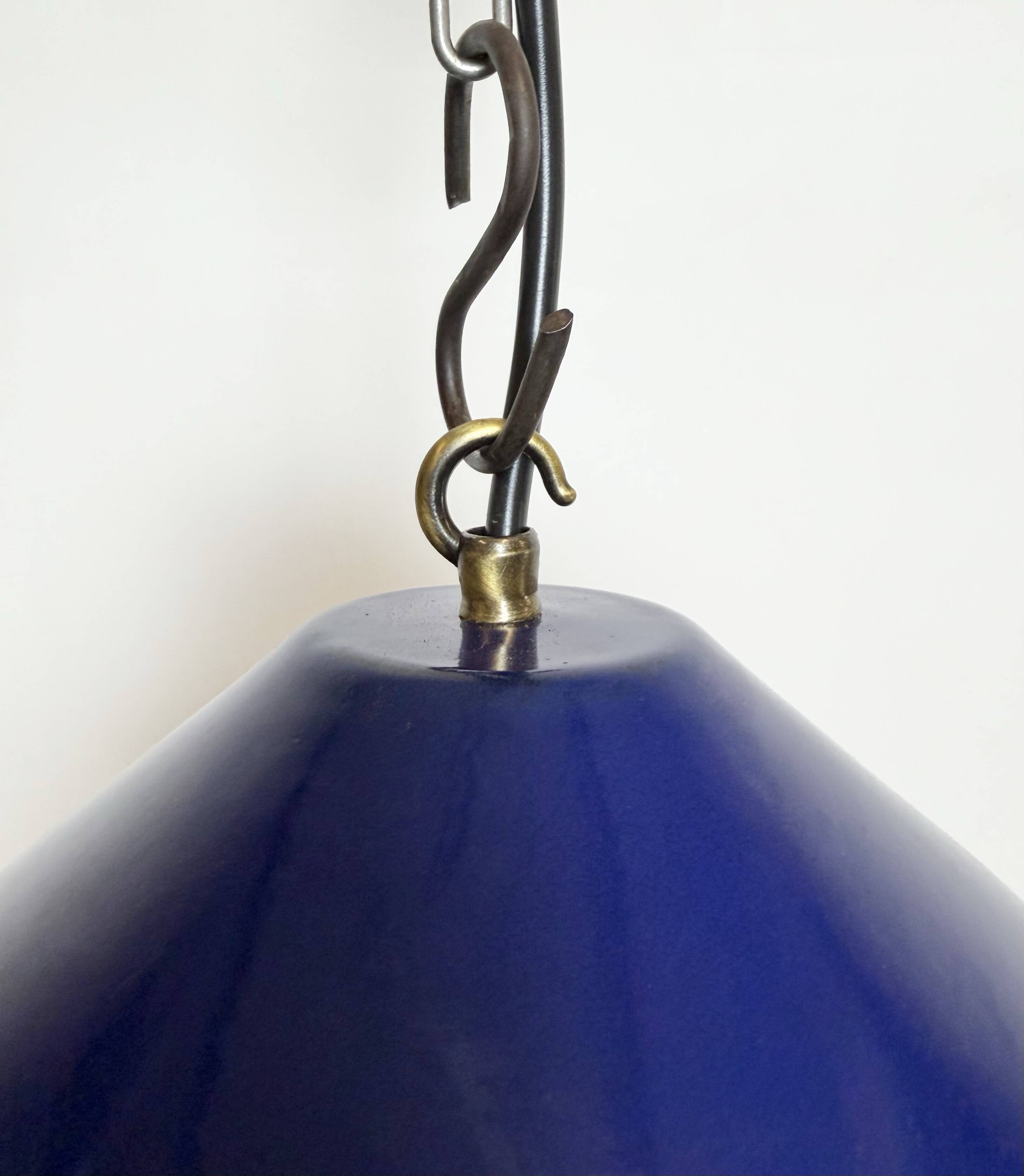 Lampe suspendue industrielle en émail bleu britannique, années 1950