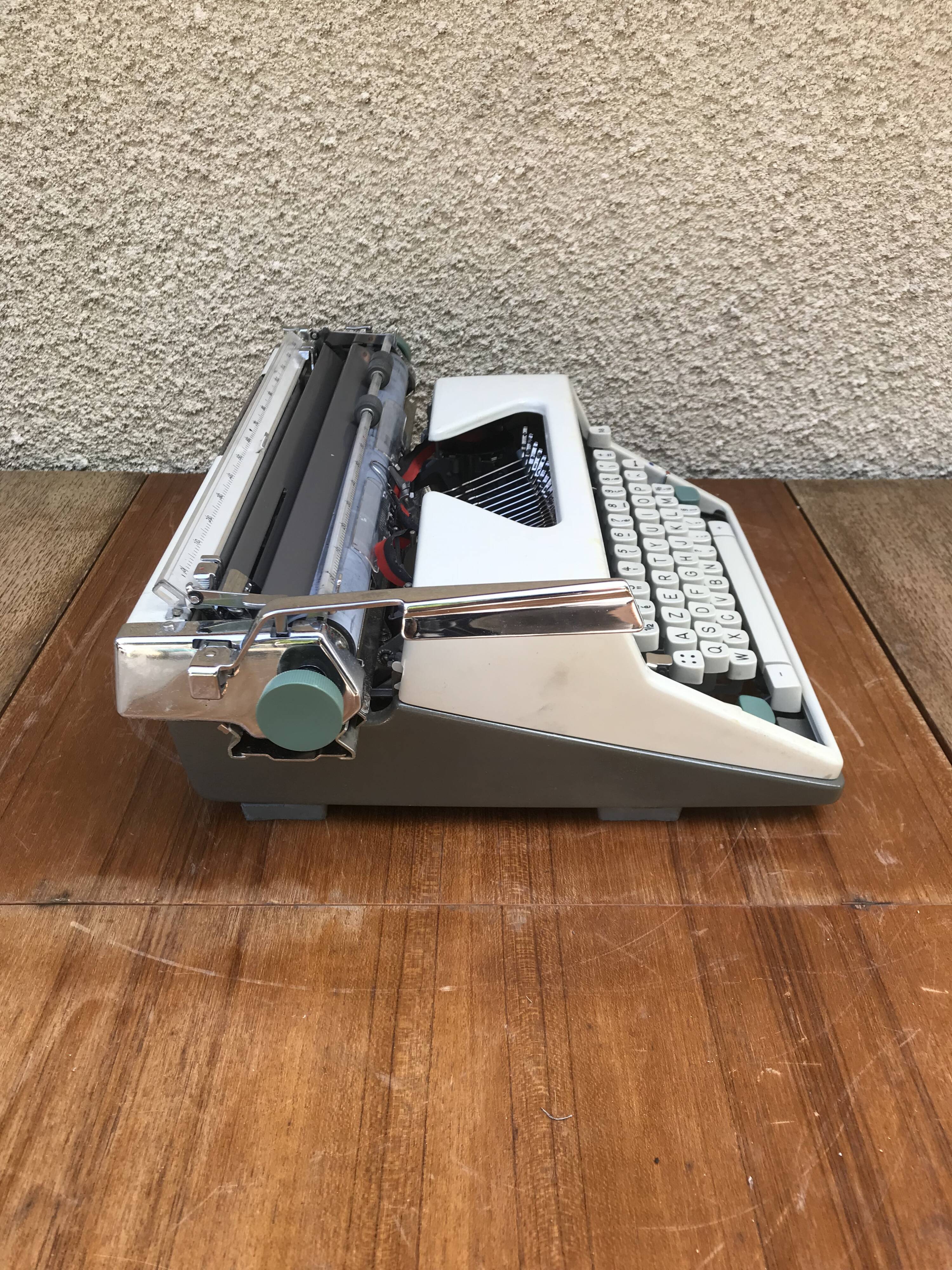 Former olympia metal beige writing machine