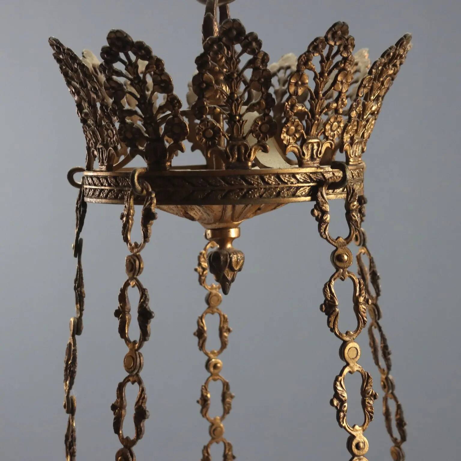 Antique chandelier in gilded bronze with neoclassical decorations from the 19th century.