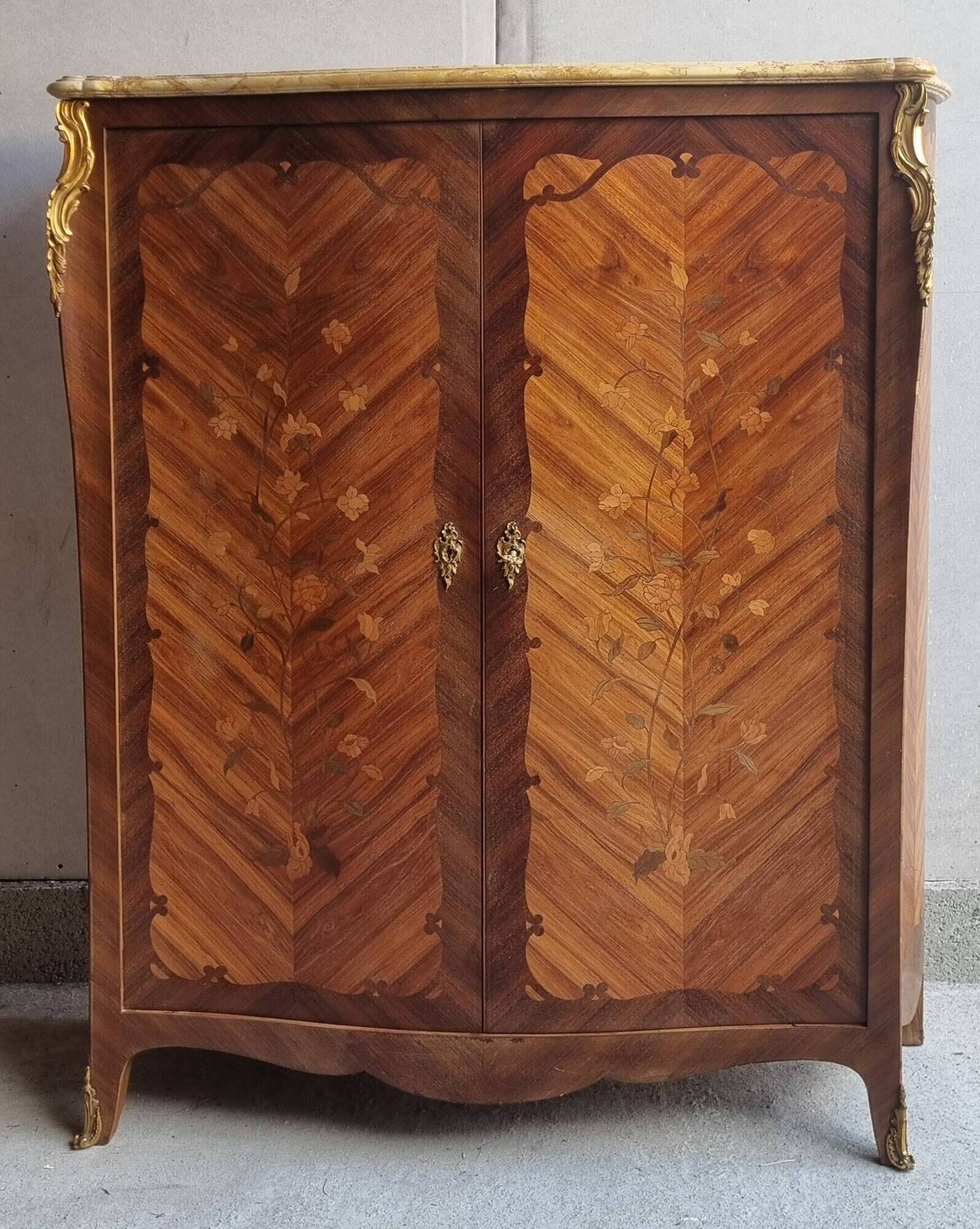 Louis XV style linen cabinet with marquetry and bronze, late 19th century.