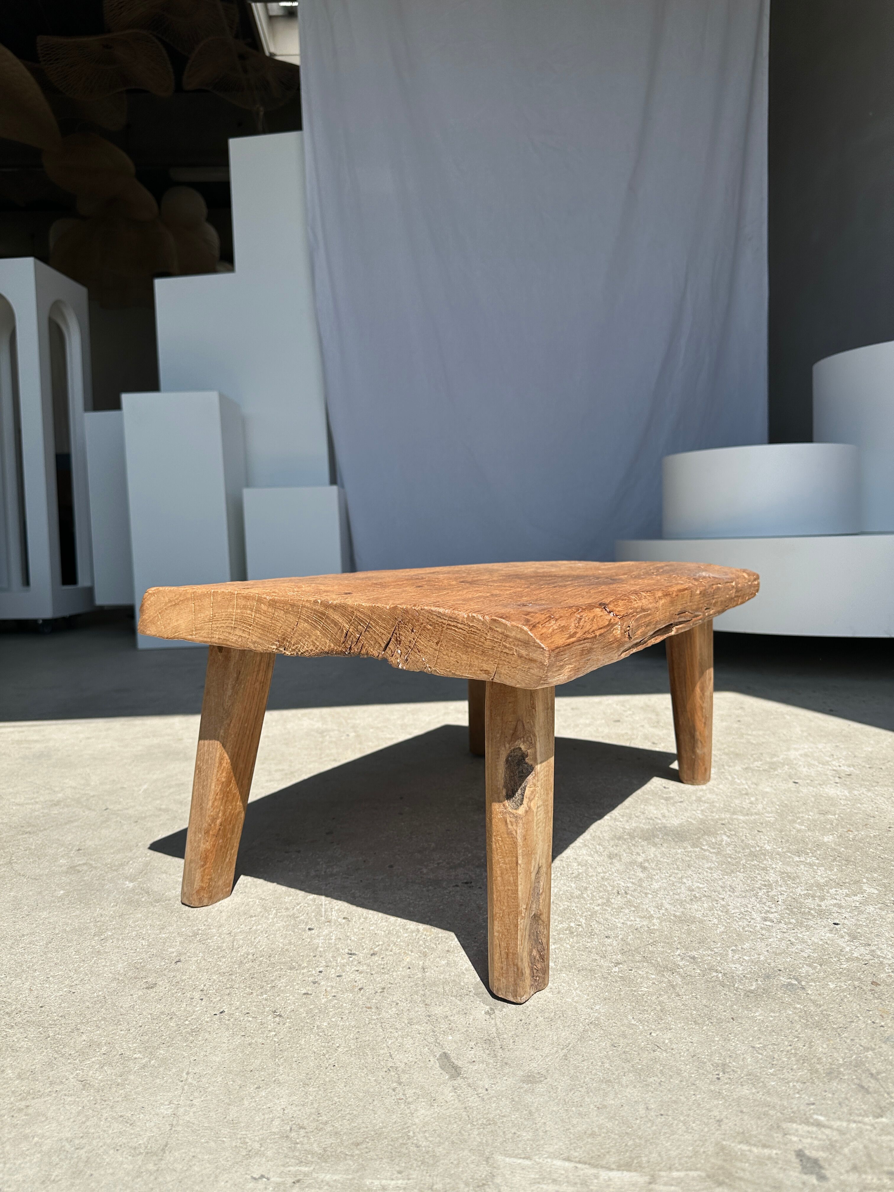 Coffee table in blond teak quadripod