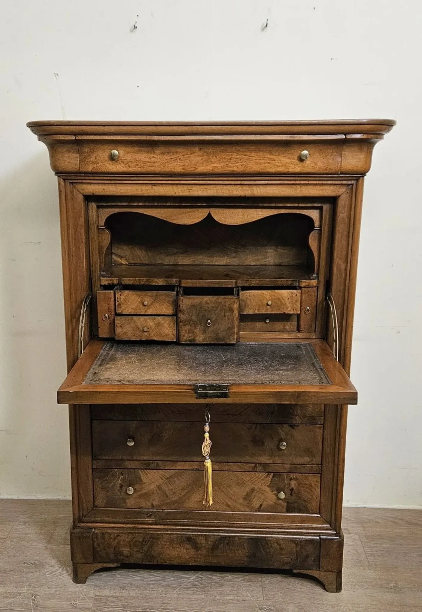 Secretary from the Louis Philippe era – a dozen – in walnut – 19th century