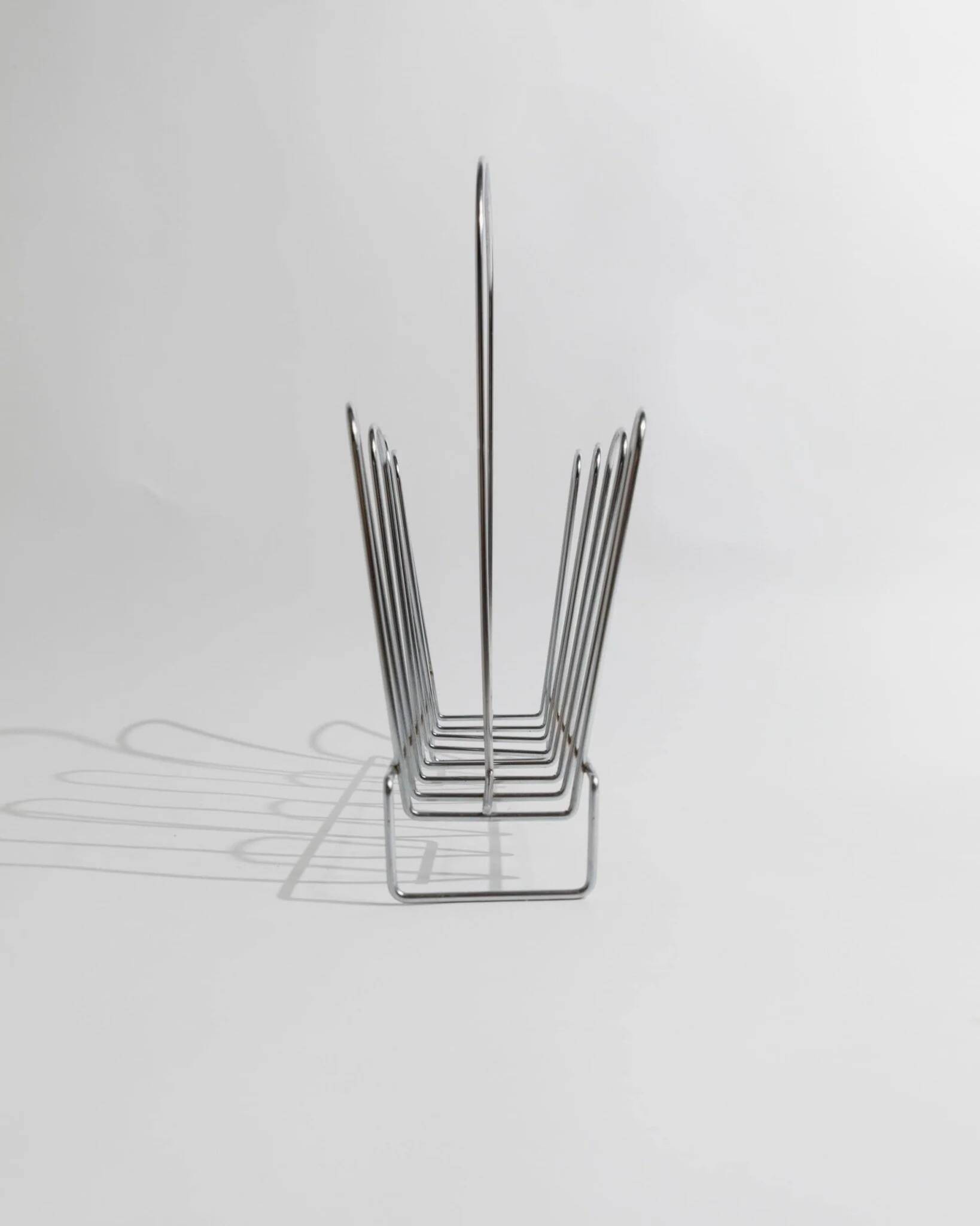 Vintage chrome metal magazine rack - Space Age design from the 1970s - Decorative storage for magazines and books - Elegant retro gift idea