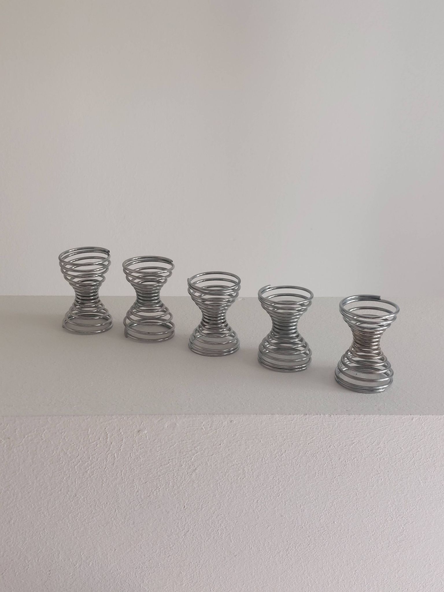 Set of 5 vintage postmodern egg cups with spiral decoration in Memphis style.