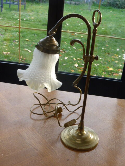 Reglable brass table lamp