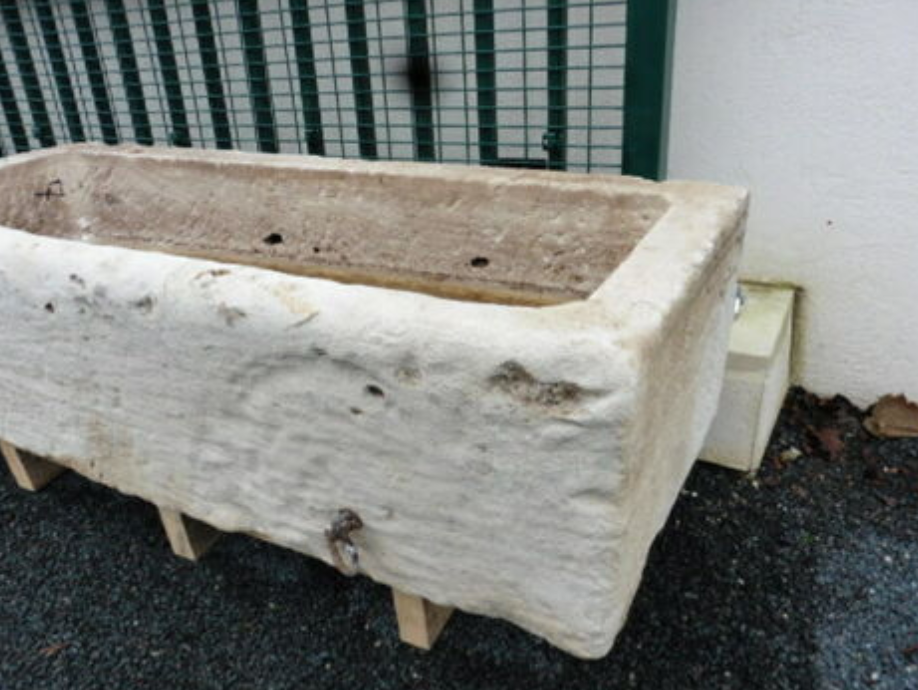 Natural stone trough with ring