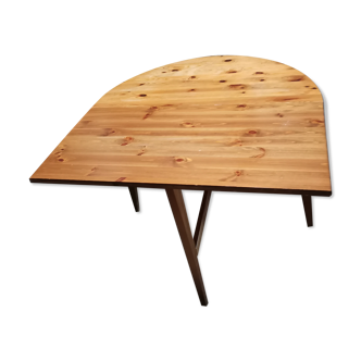 Folding table