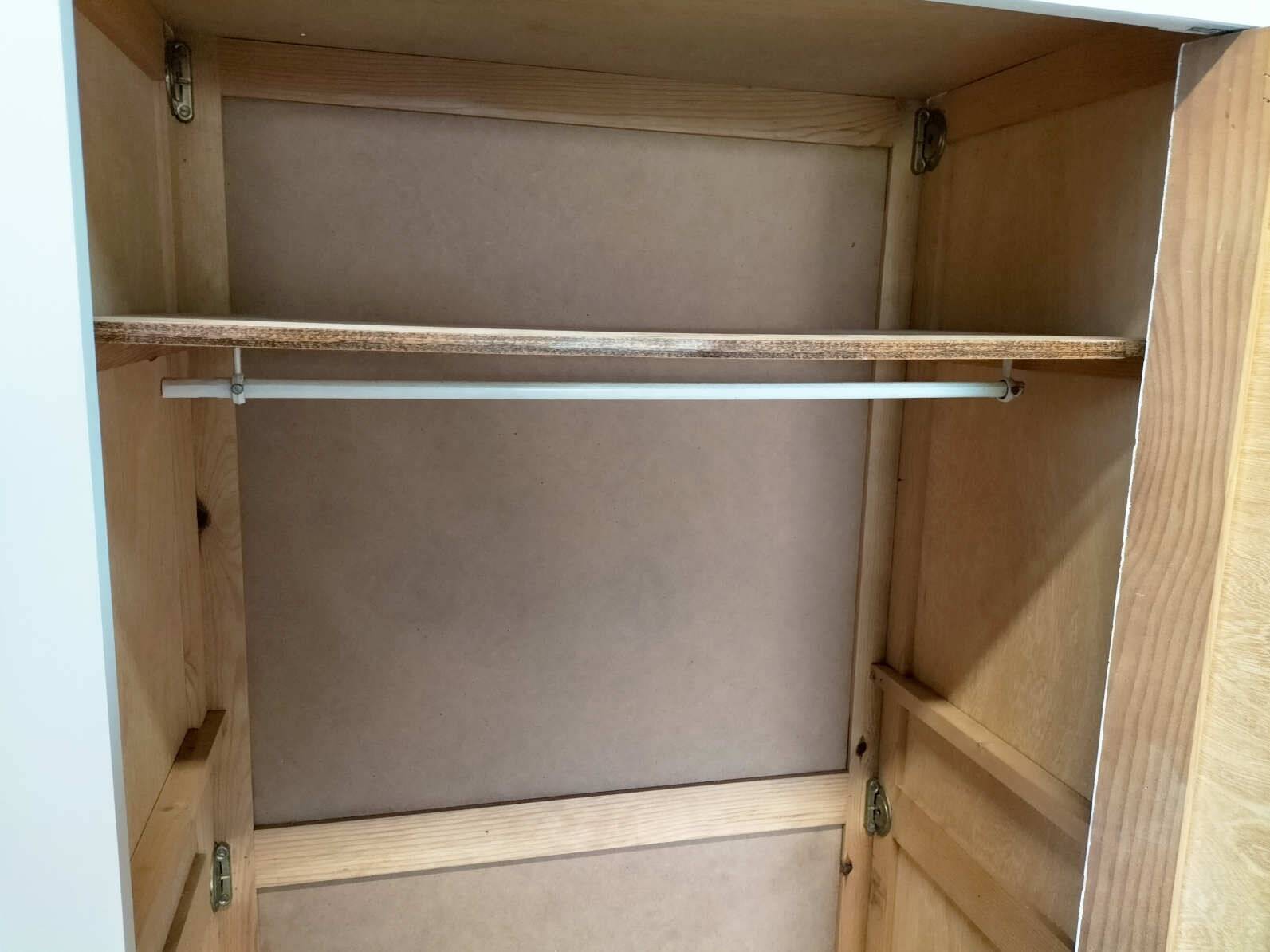 Penderie vintage en bois