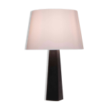 Obelisk shaped table lamp