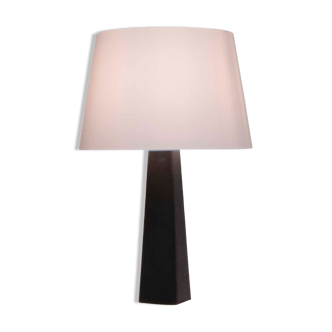 Obelisk shaped table lamp