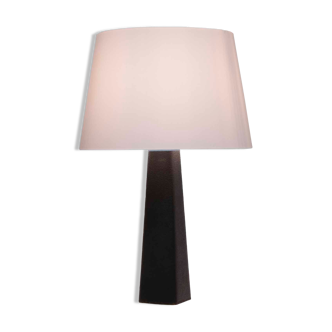 Lampe de table en forme d’obélisque