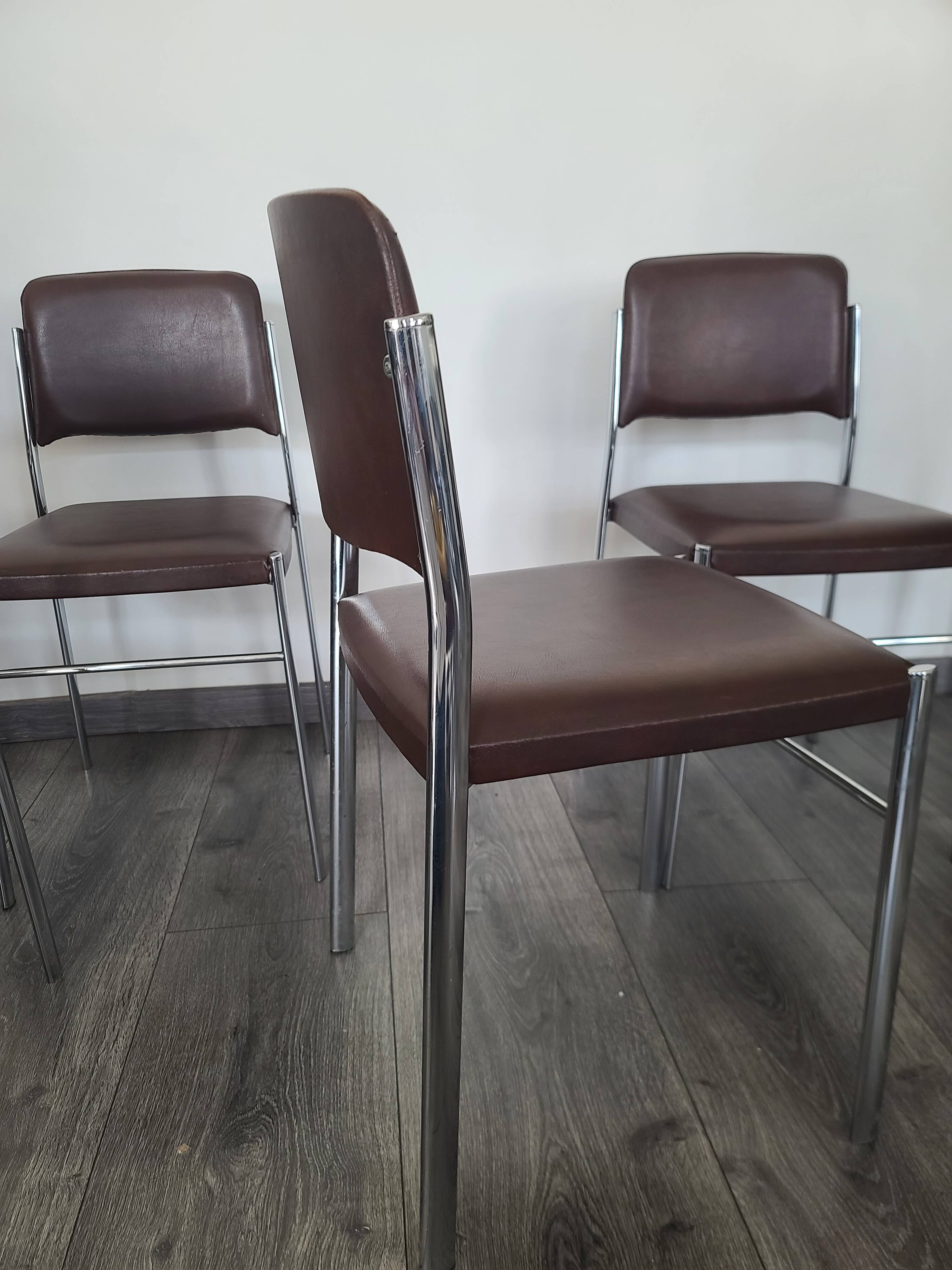 Lot de 4 chaises fauteuil en skaï marron année 1970