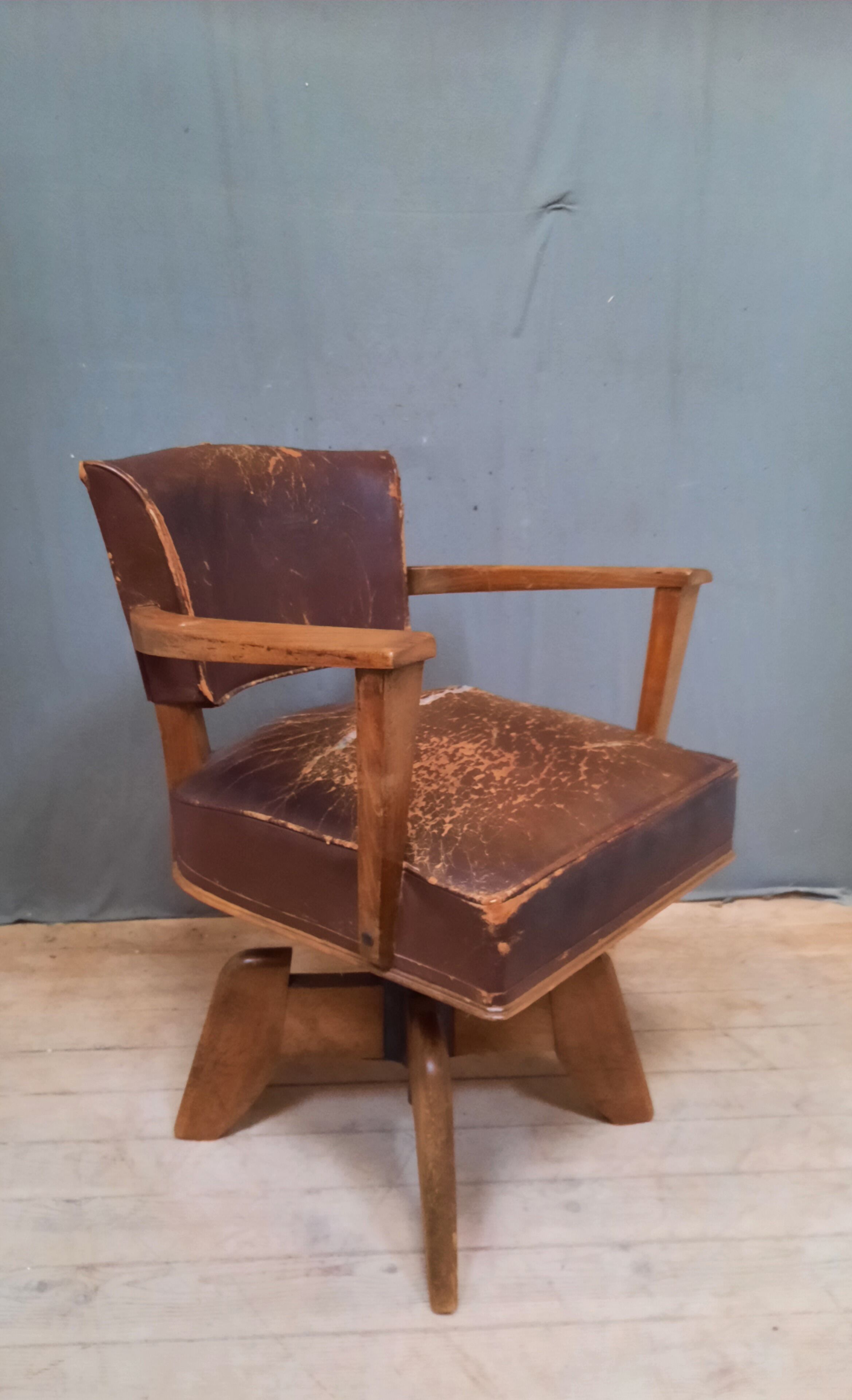 Vintage rotating burreau armchair
