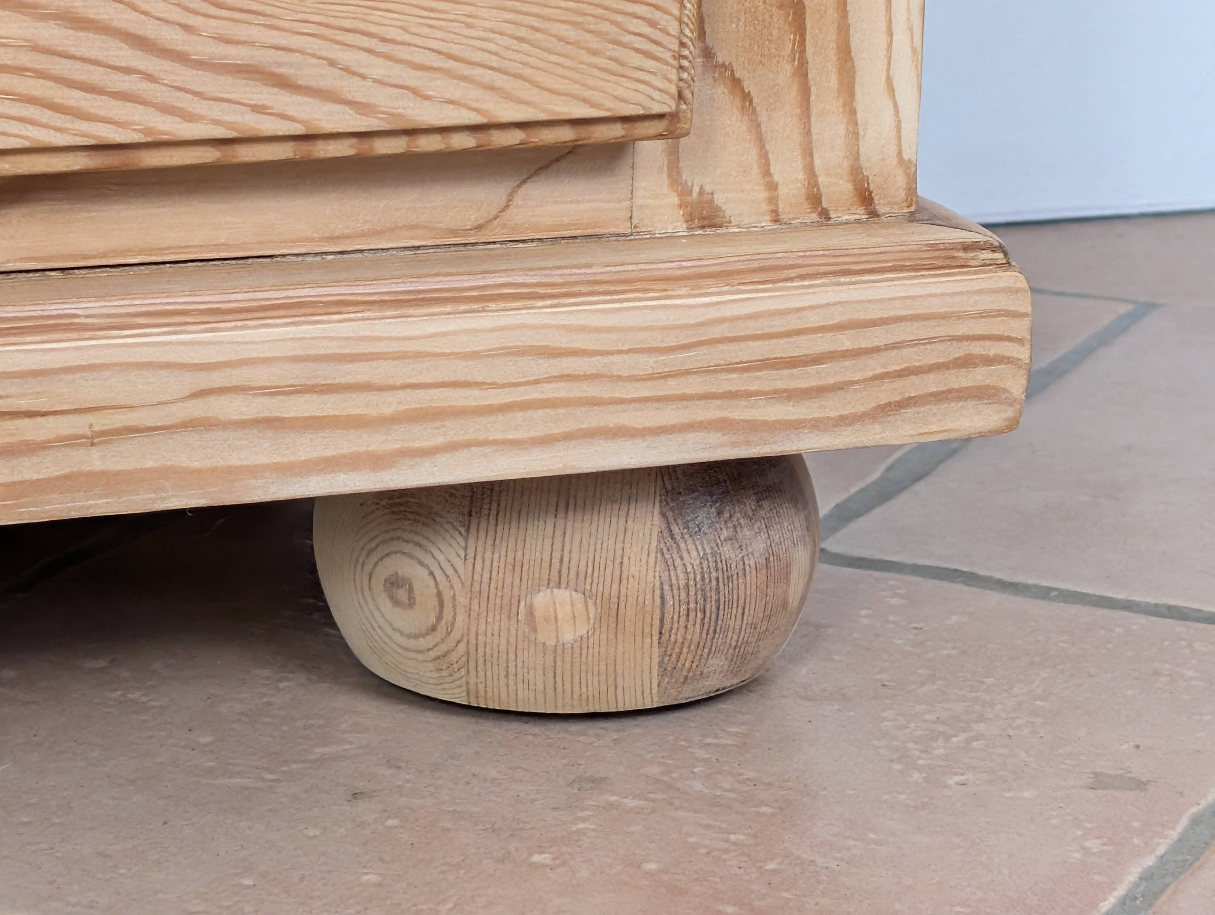 Pine chest of drawers