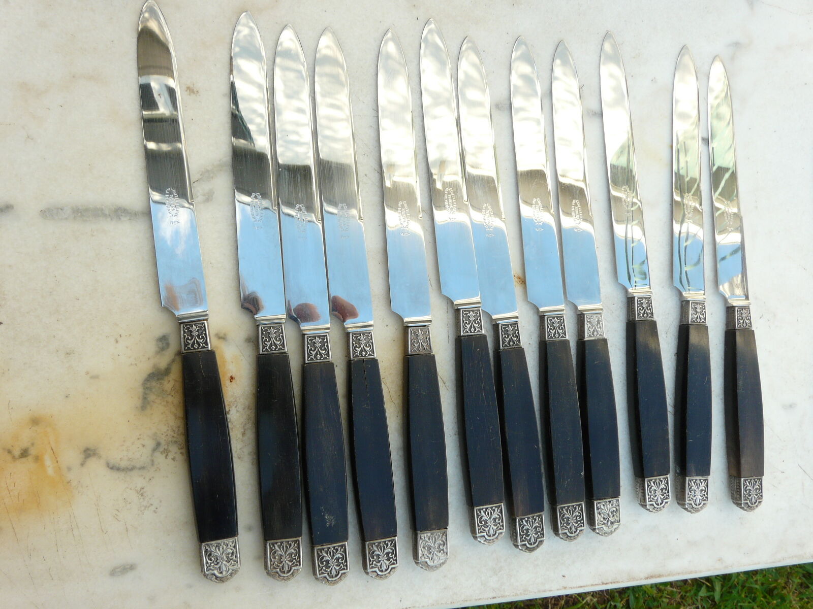 Set de 24 anciens couteaux de table manche corne virole argent coutellerie thiers Selency