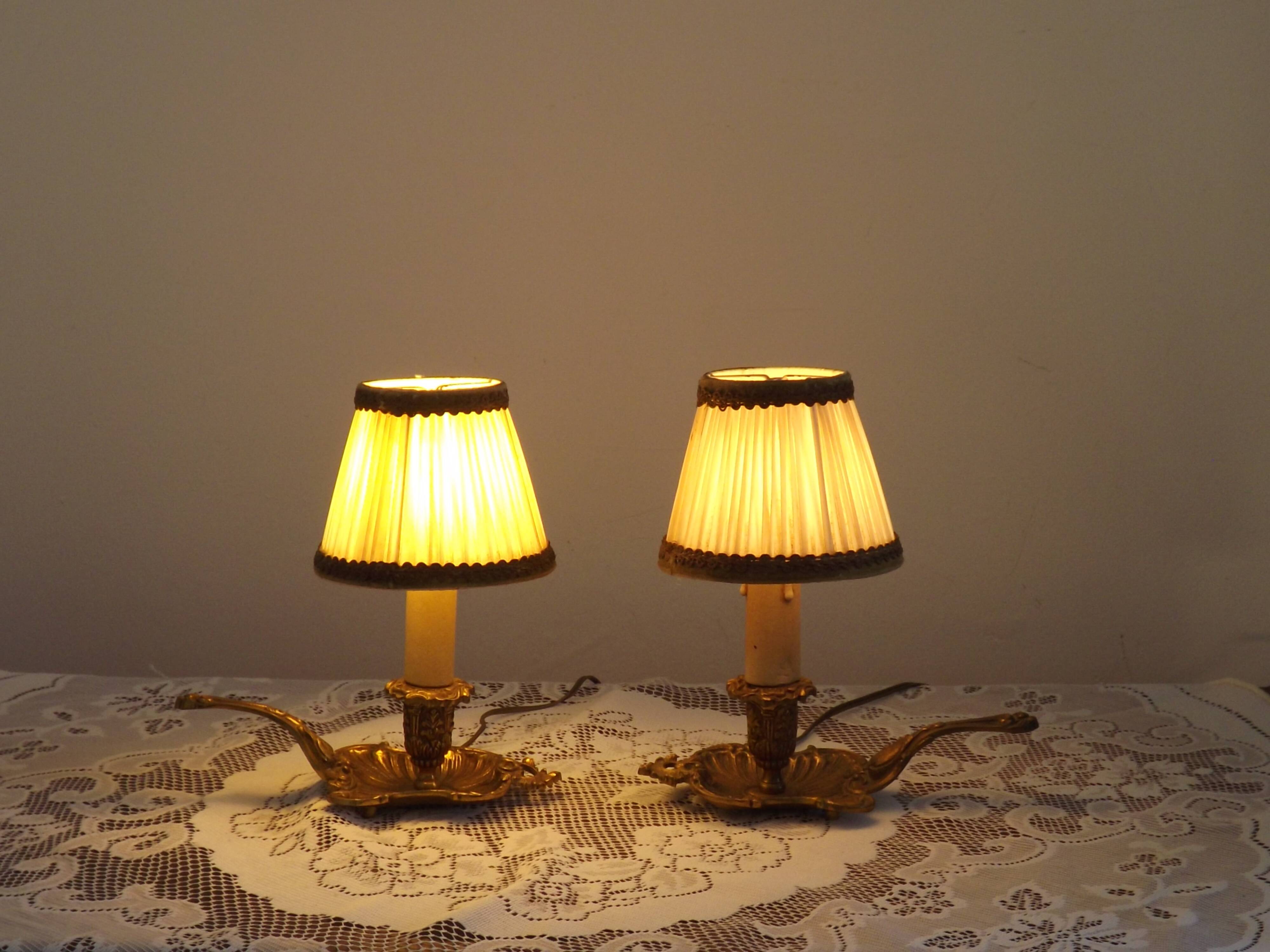 Paire de lampes candélabres vintage en bronze avec abat-jours en tissu plissé, France