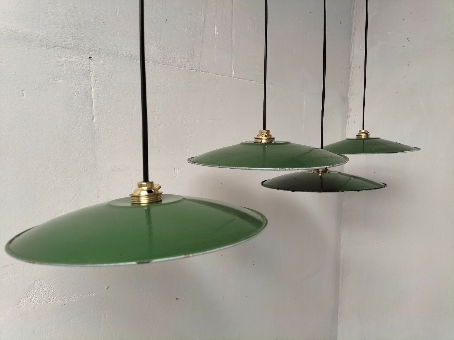 Suspensions in enamelled sheets