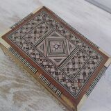 Boîte orientale marqueterie d'on et de nacre