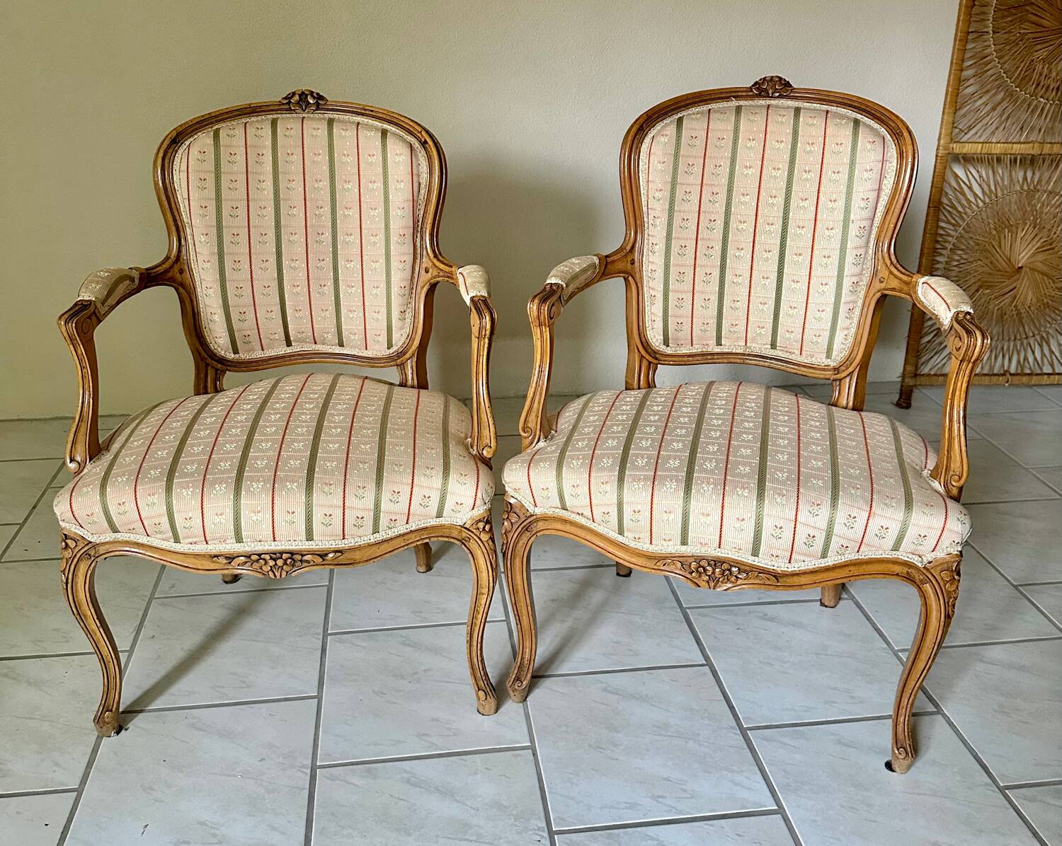 Paire de fauteuils bergères anciens style Louis XV