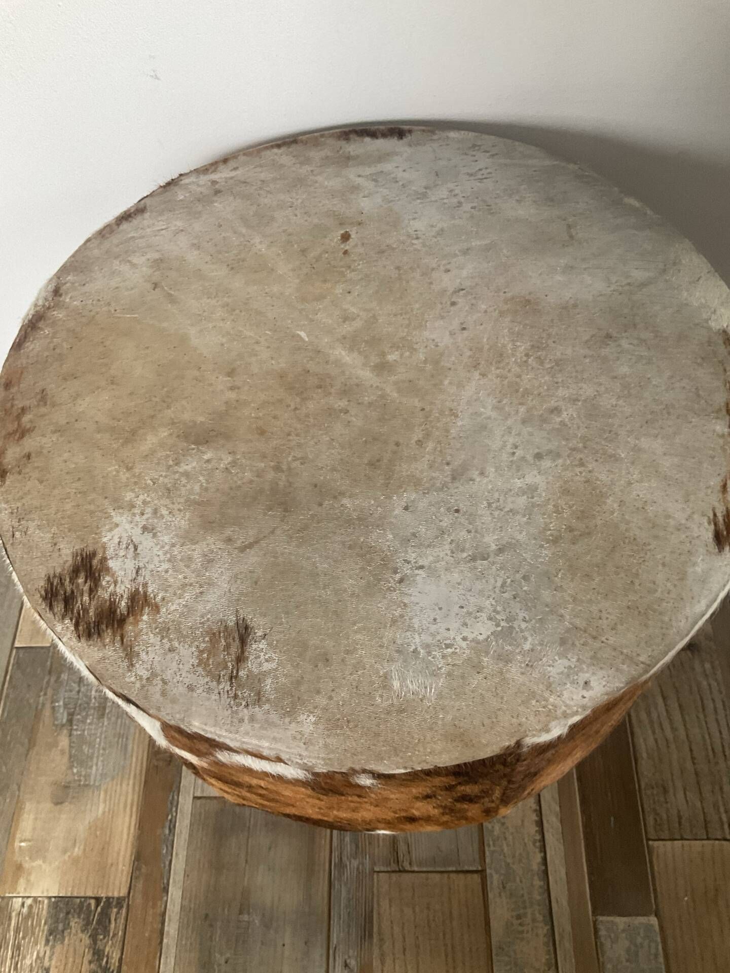 Tripod storage pouffe in wood and cowhide from the 60s-70s.