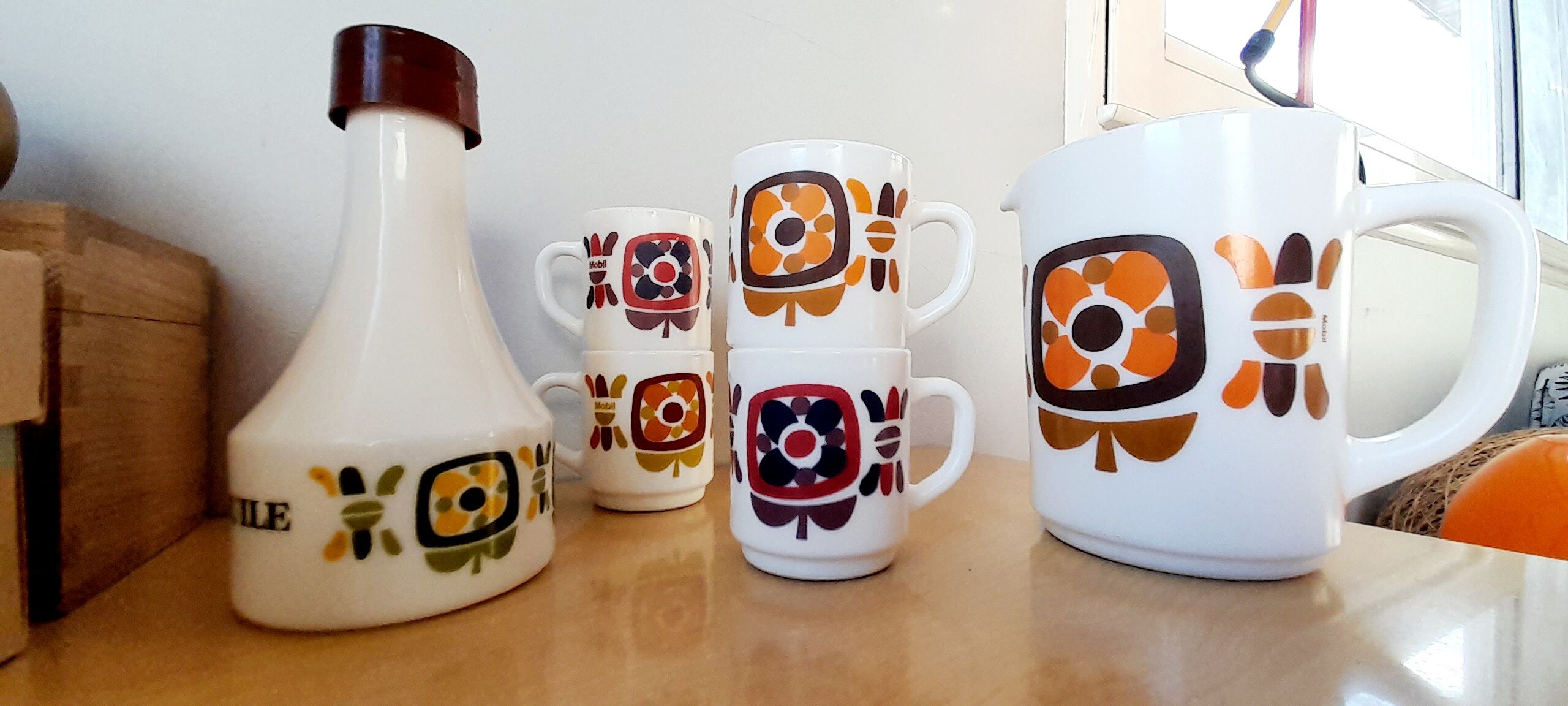 Mobil Arcopal 70s tableware set.