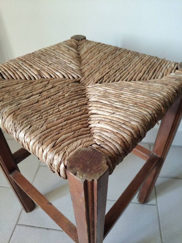Tabouret de campagne ancien en bois massif et assise paillée