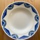 Assiettes creuses dépareillées bleues
