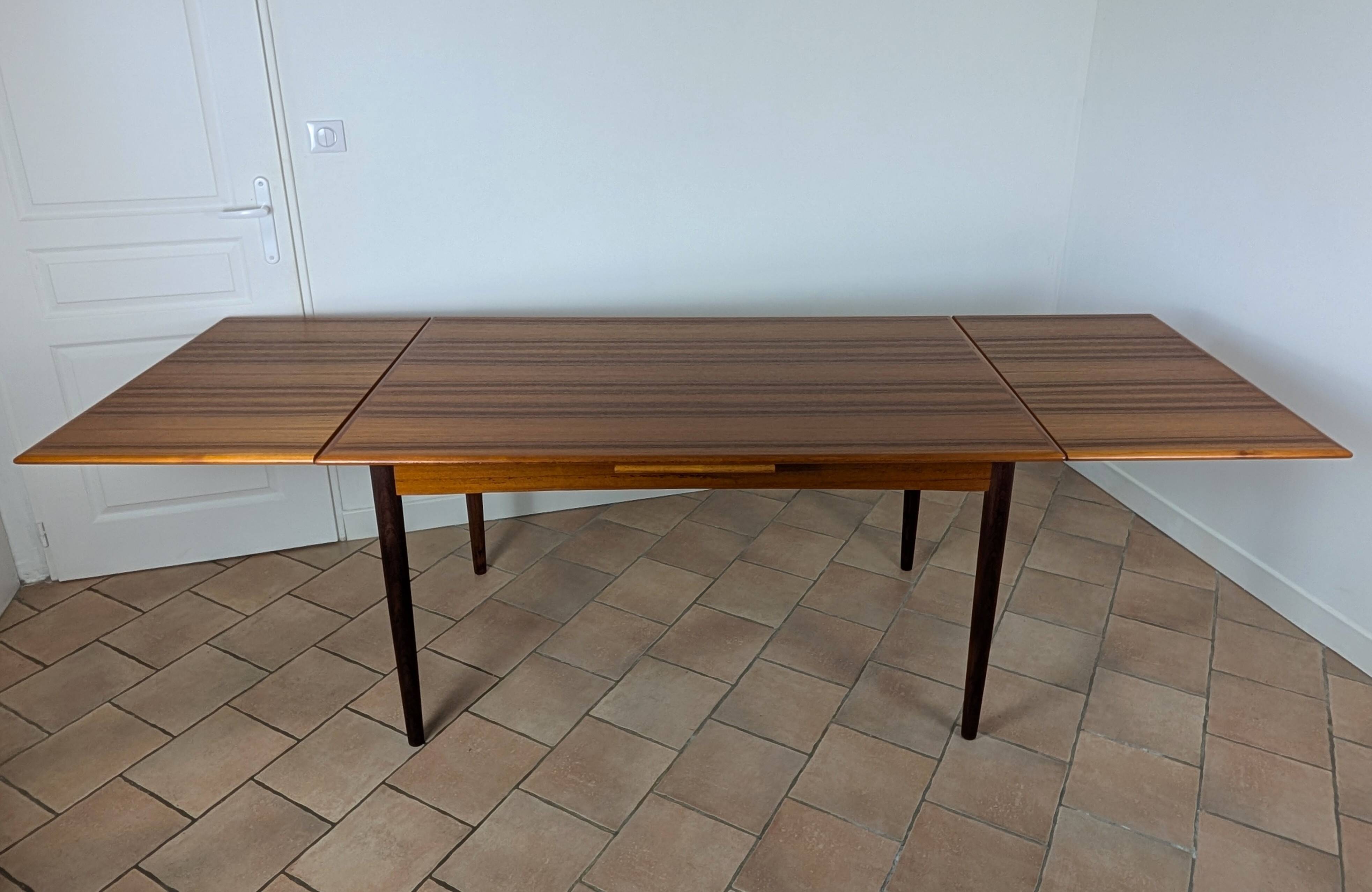 Scandinavian extendable table