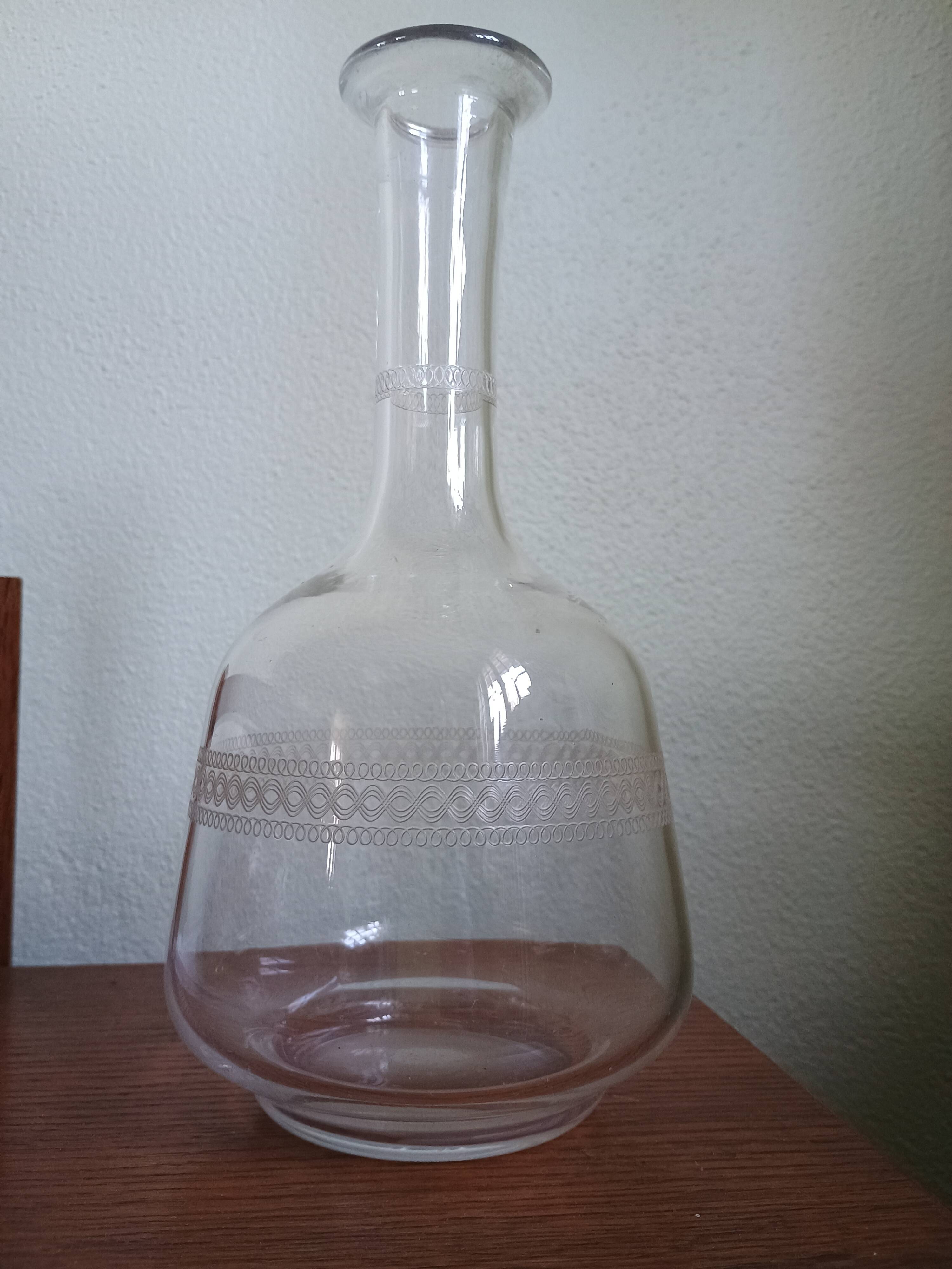 Carafe à vin ancienne - verre gravée d'une frise d'entrelacs
