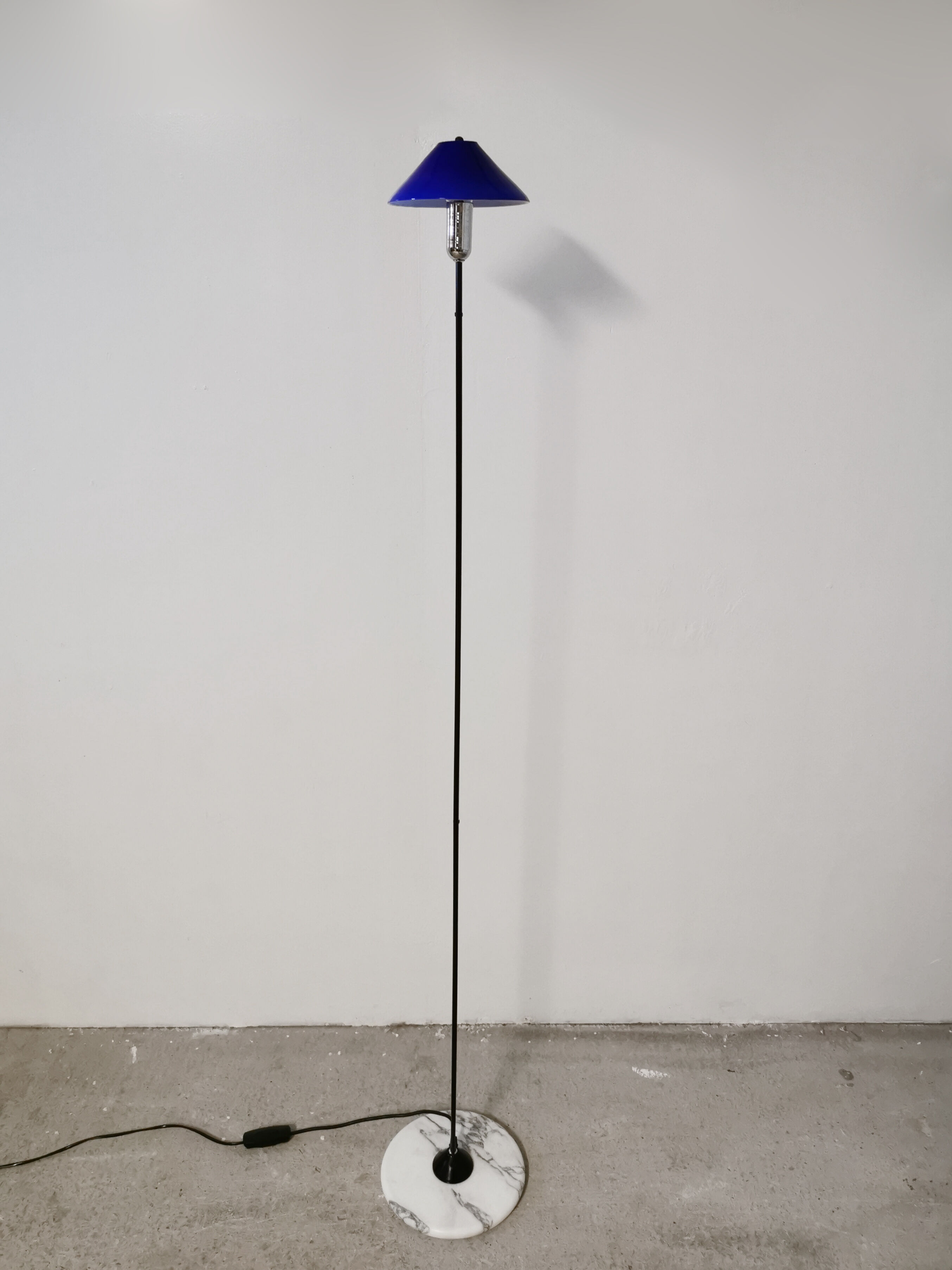 Floor lamp in opaline and marble, Italian work, 1980