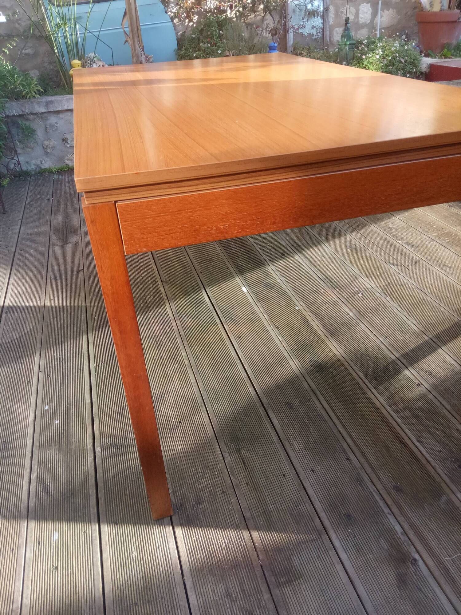 Table with two extension cords 50/60