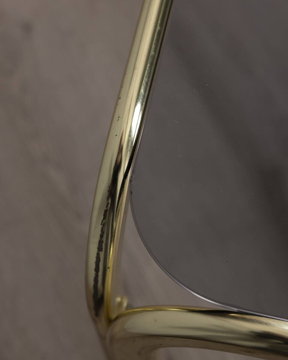 Table basse vintage des années 1970 au design italien en laiton doré et verre fumé.
