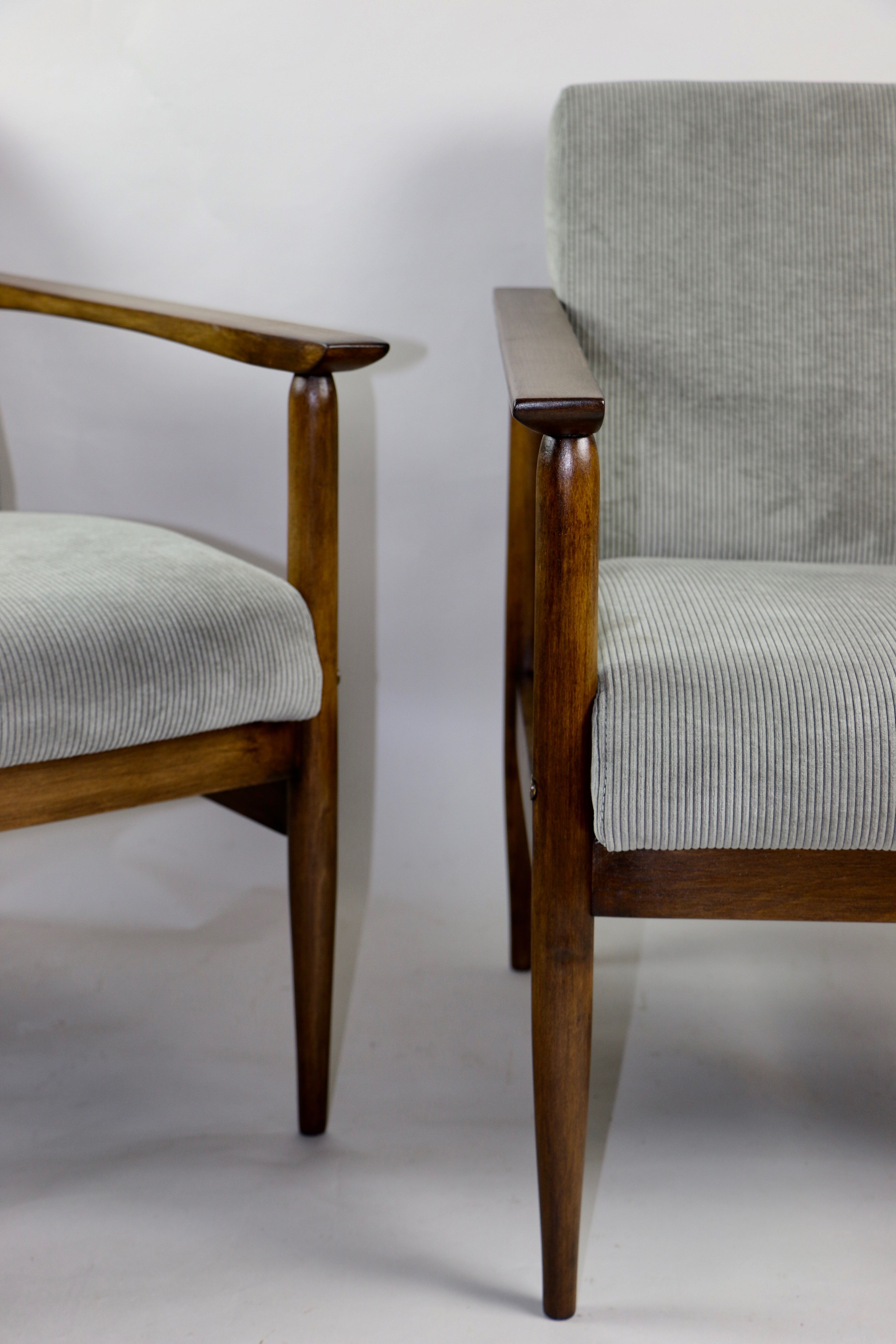 Fauteuil classique en velours côtelé, années 1970