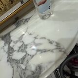 Console en bronze dorée avec plateau en marbre blanc veinée gris