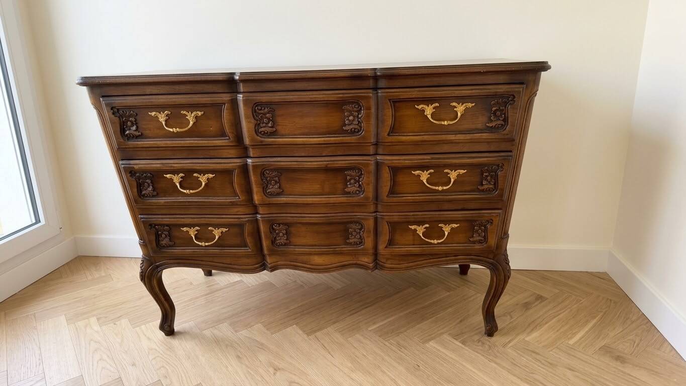 Classic style brown wooden chest of drawers