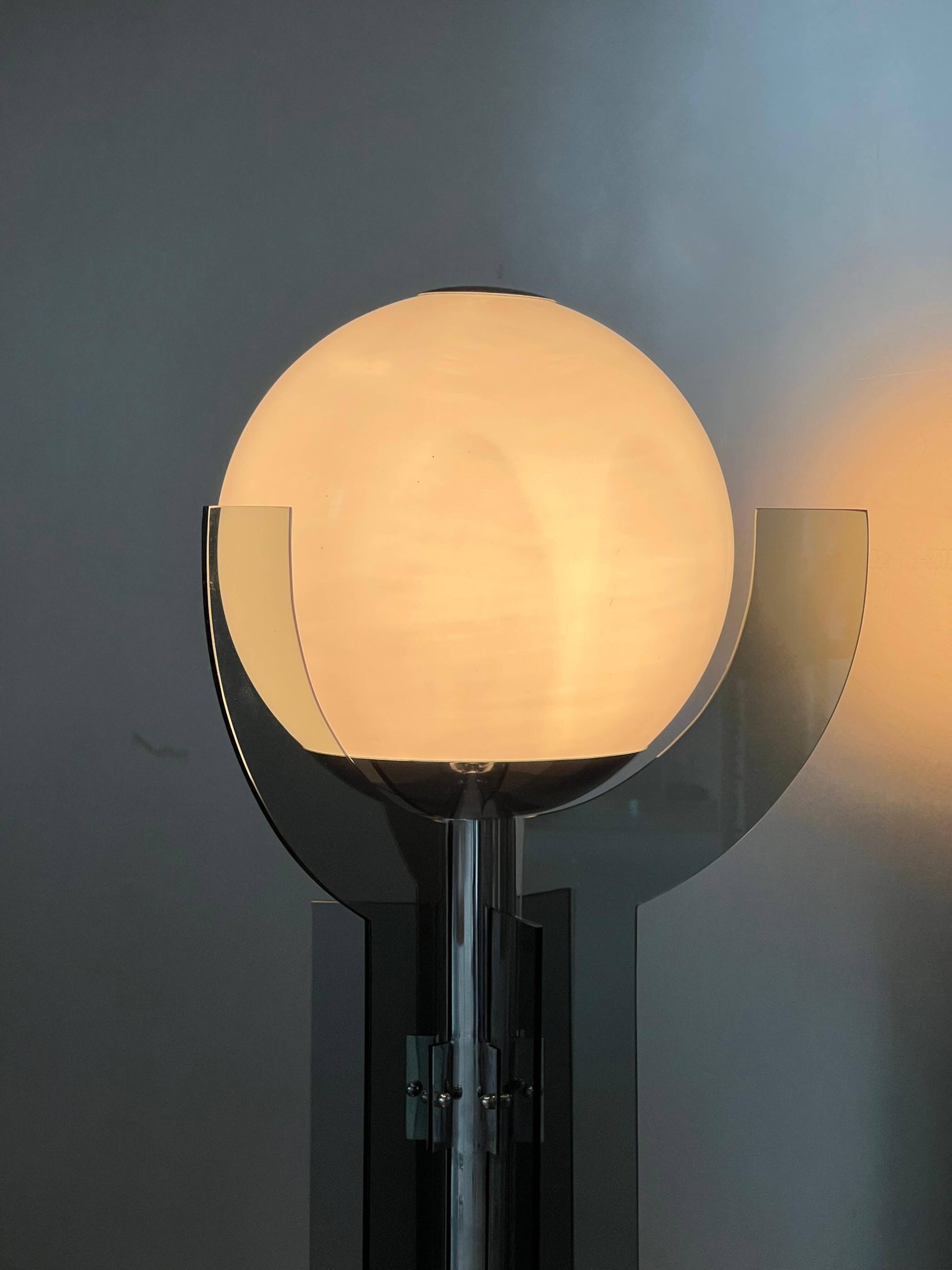 Lampadaire en verre italien des années 70, en verre fumé et opalin.