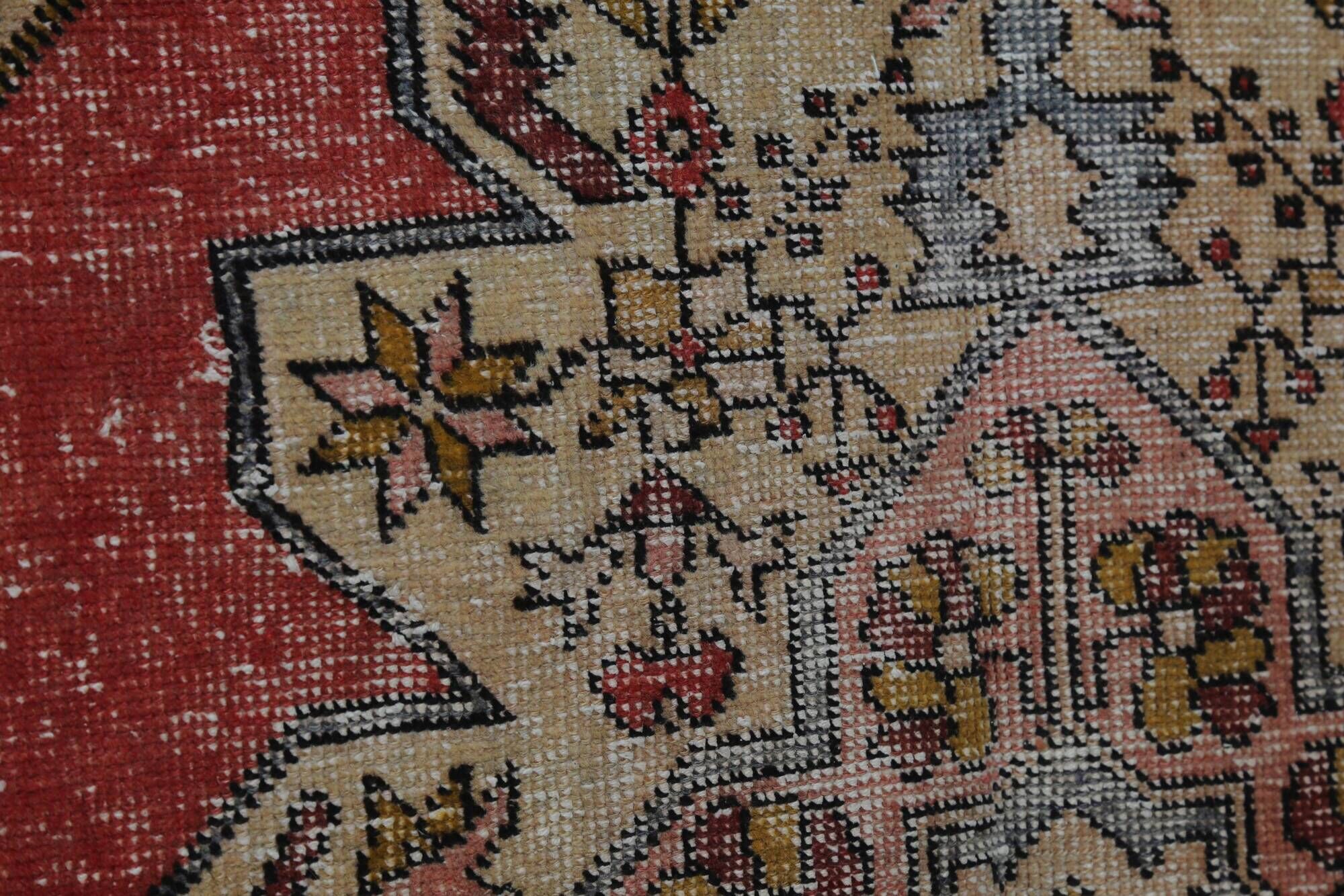 Vintage Turkish rug in beige and red with oriental design, 135 × 210 cm