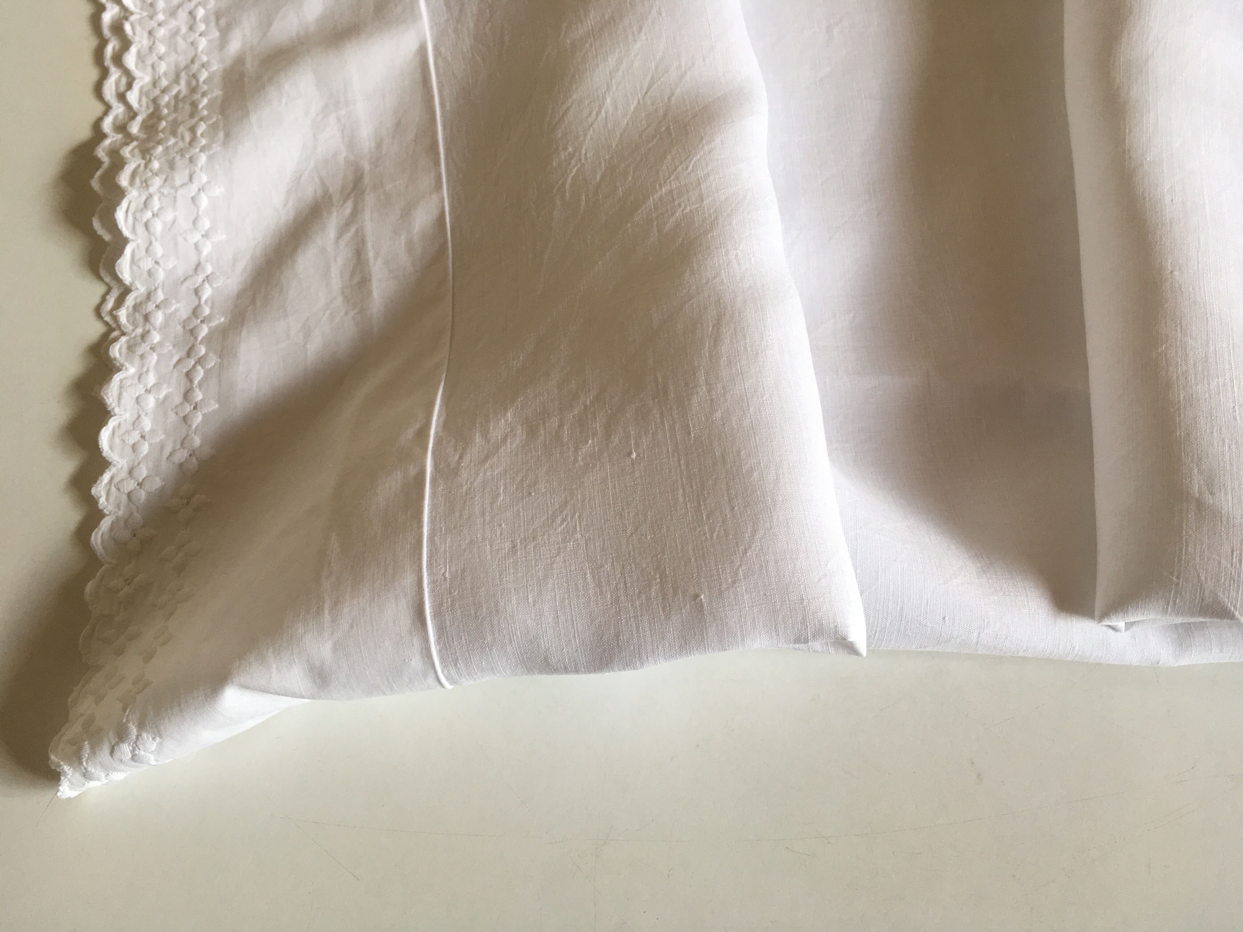 Pillowcase 19th century house at bellows in linen thread