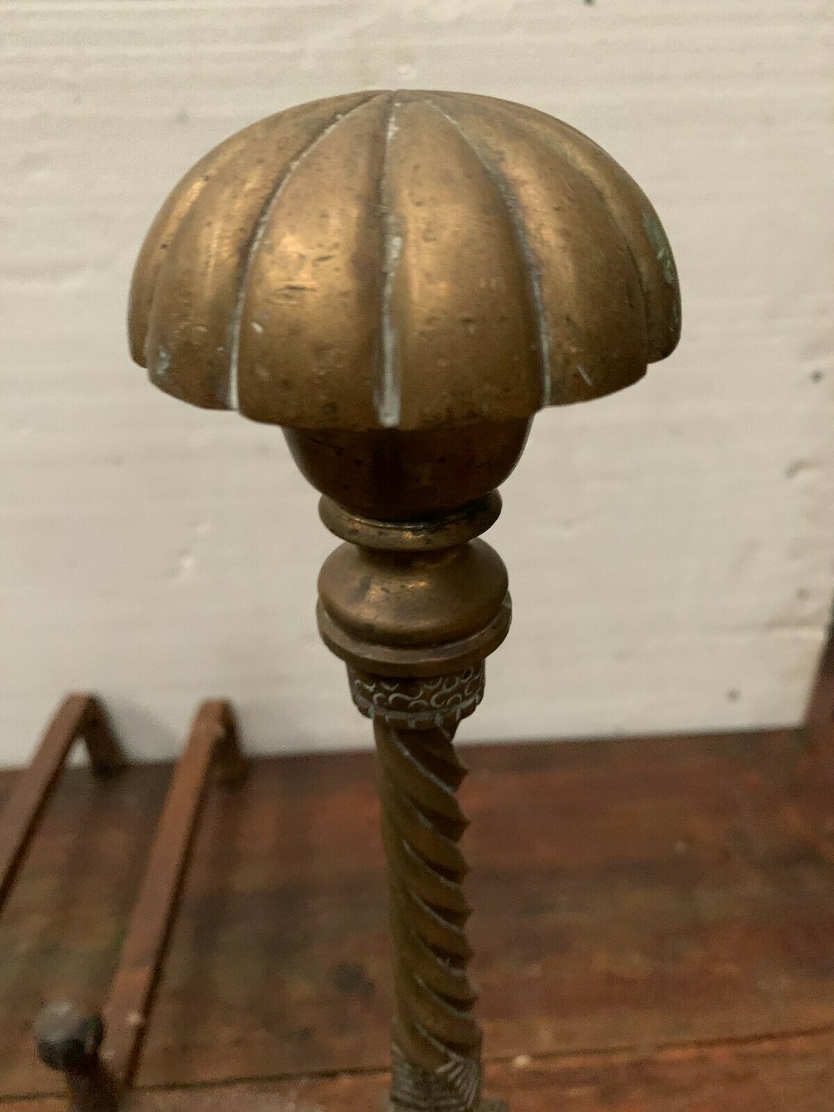 Pair of channels in 20th century chiseled bronze