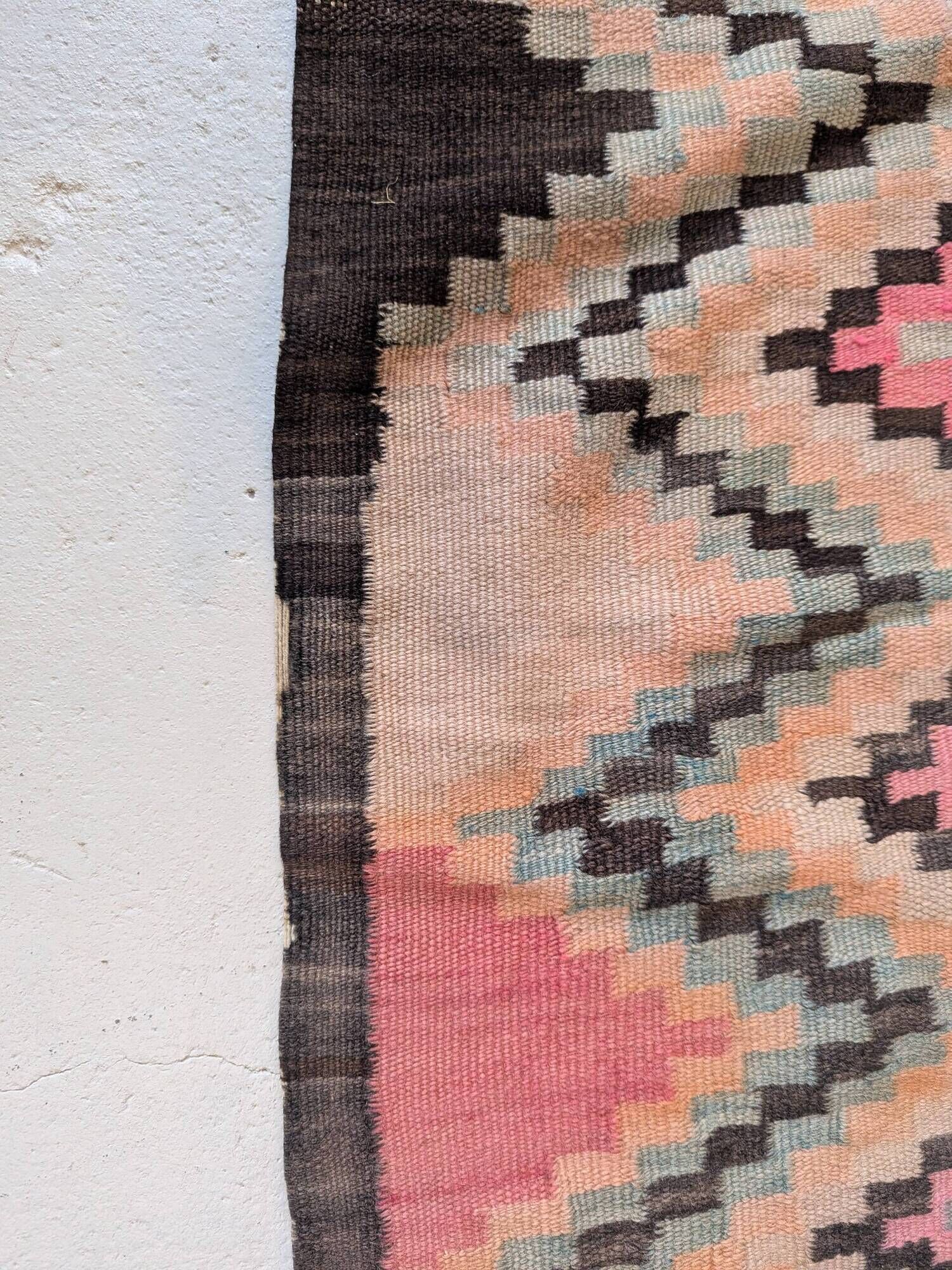 Tapis kilim ancien dans des tons rose