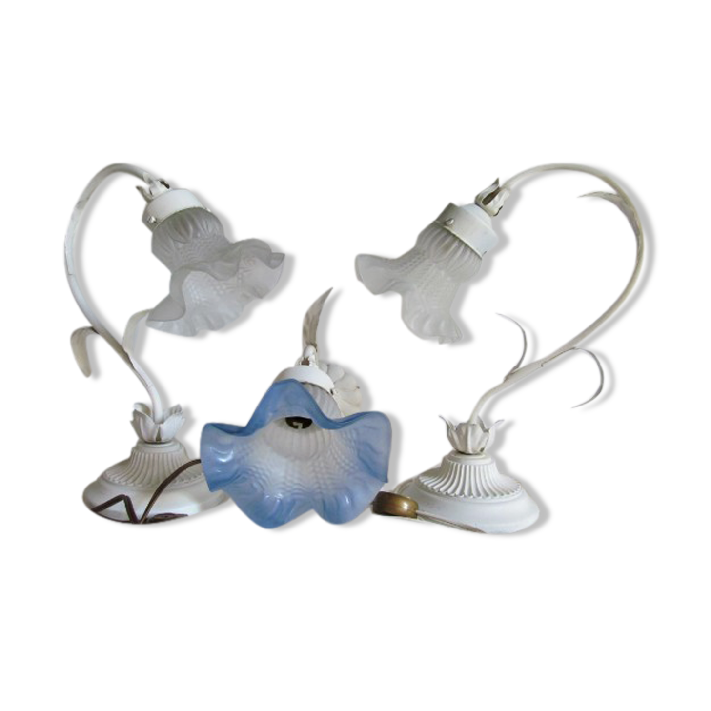 Ensemble de deux lampes de table et une applique murale en toleware avec bases métalliques