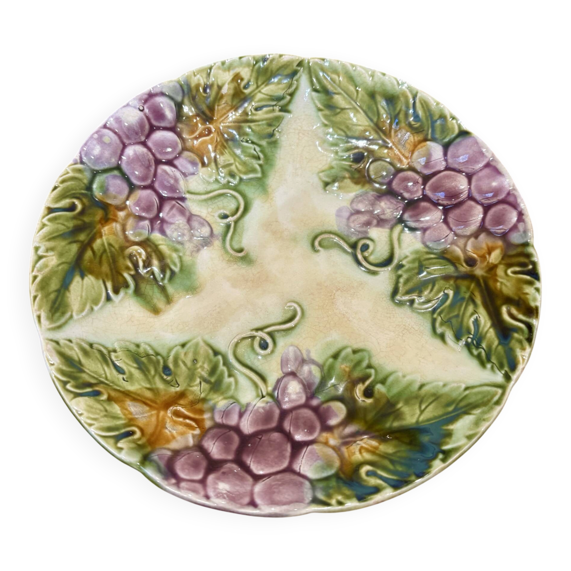 Assiette ancienne en barbotine