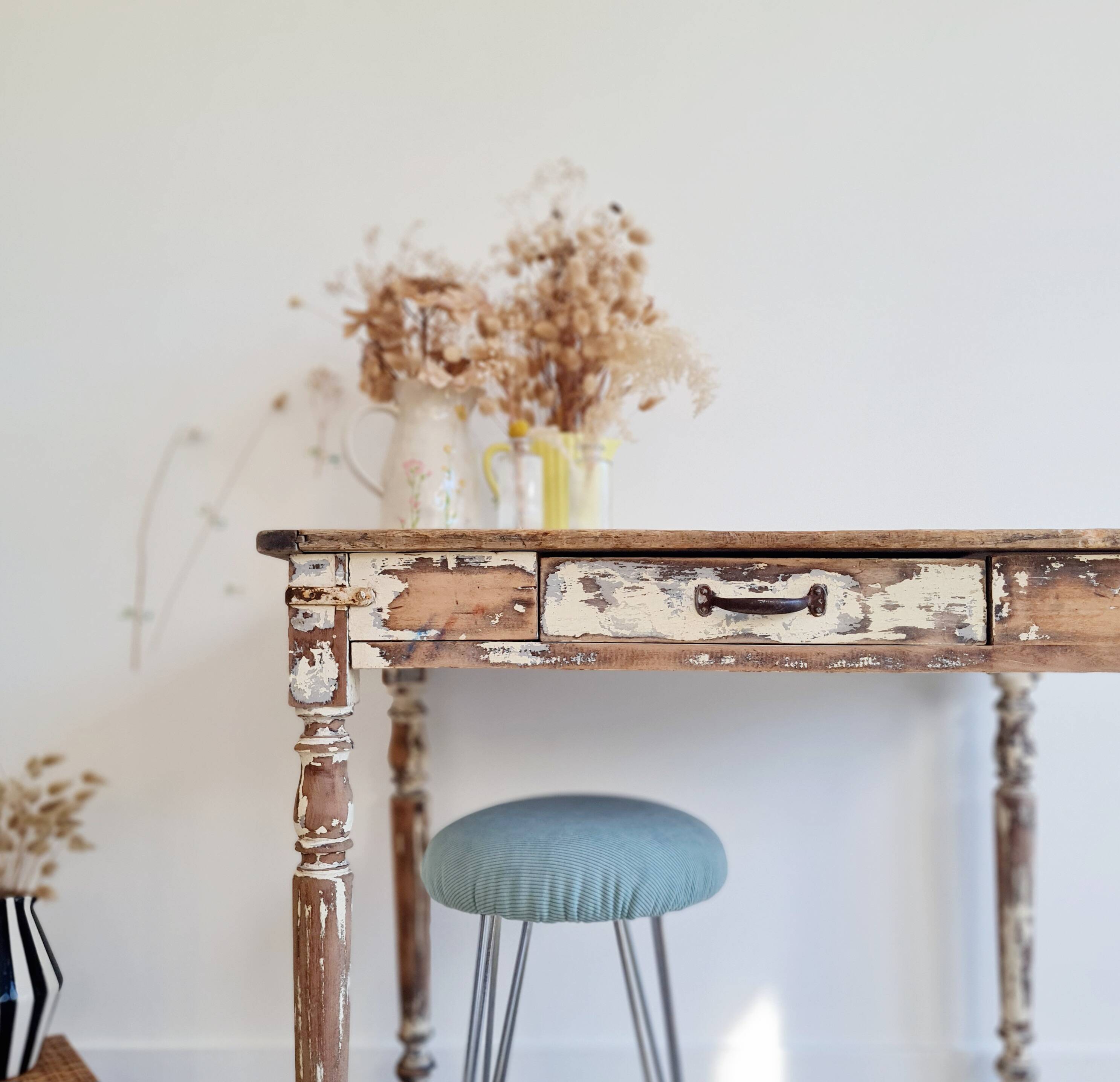 Table patinée - bureau pieds tournés et son tiroir