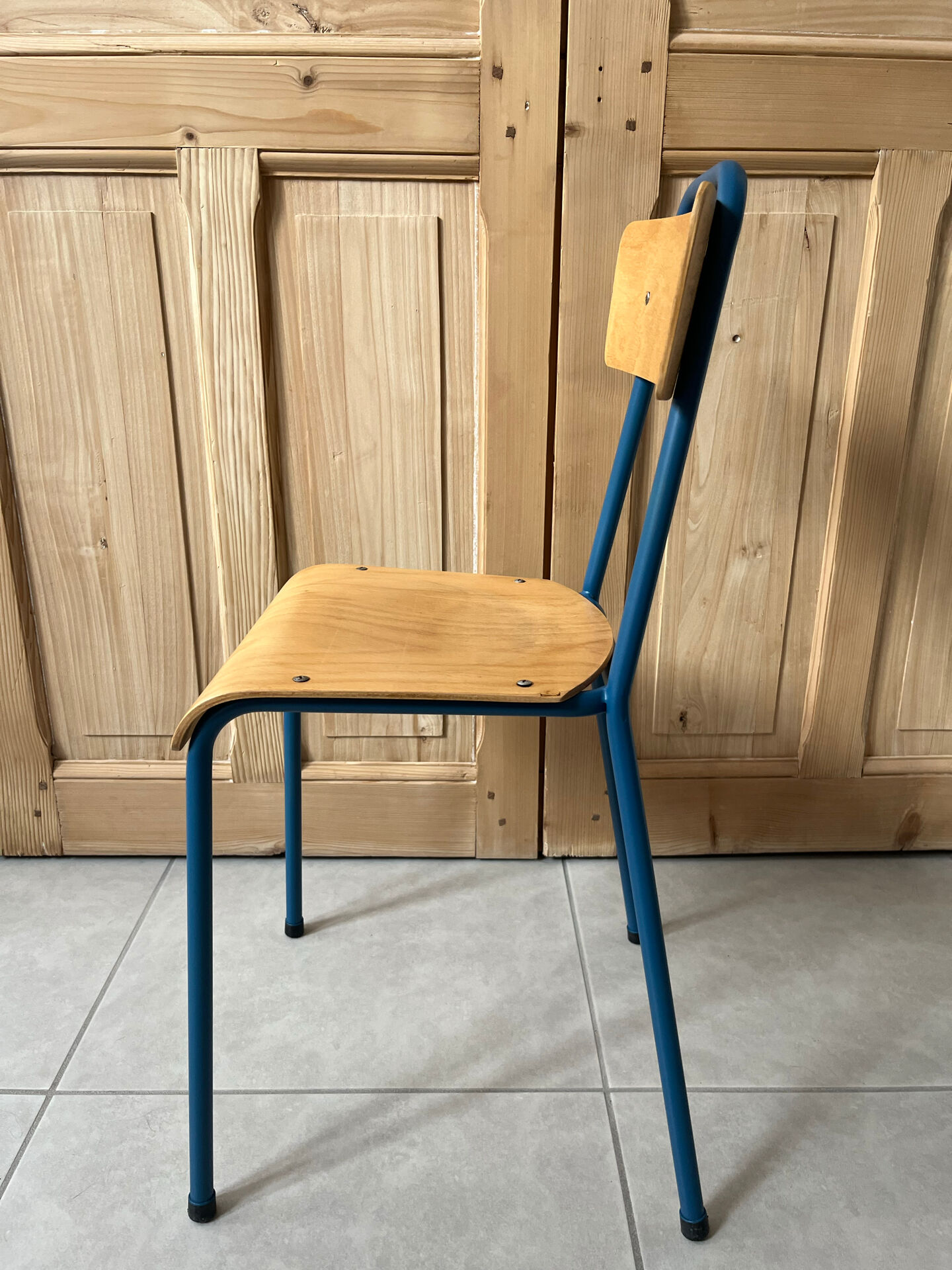 Chaise d'école vintage rénovée